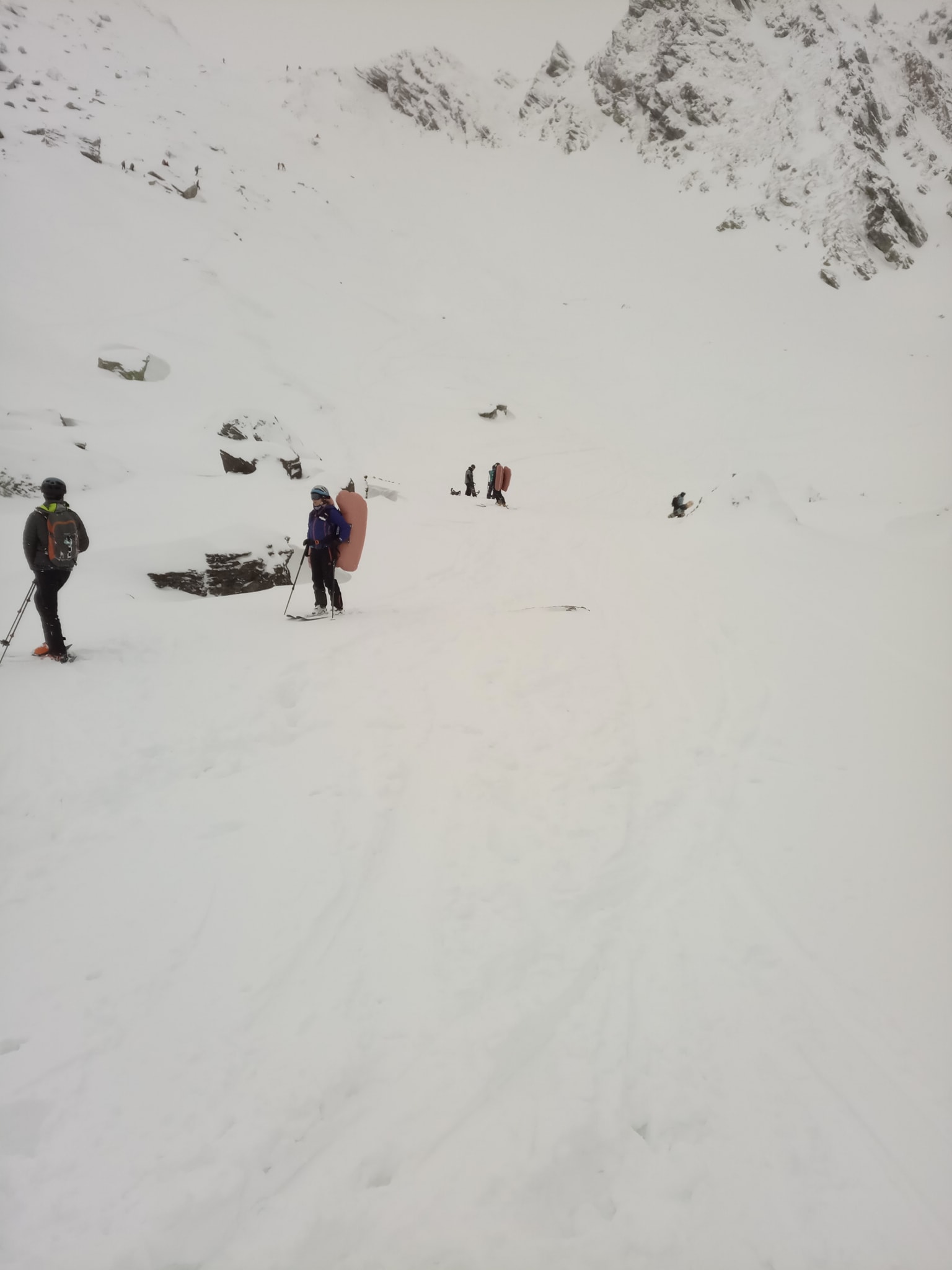Intervenție dificilă în Sibiu. Doi schiori, prinși într-o avalanșă în Valea Doamnei
