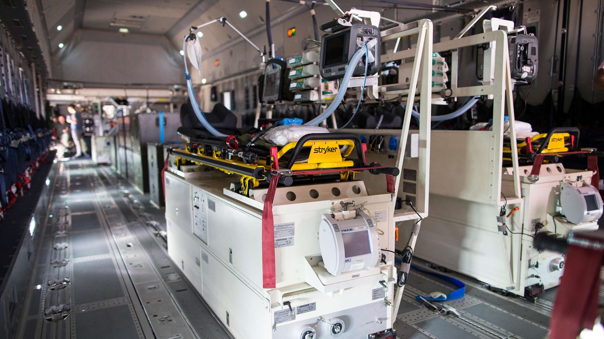 FOTO: Cum arată un avion-spital pentru transportarea pacienților infectați cu COVID-19