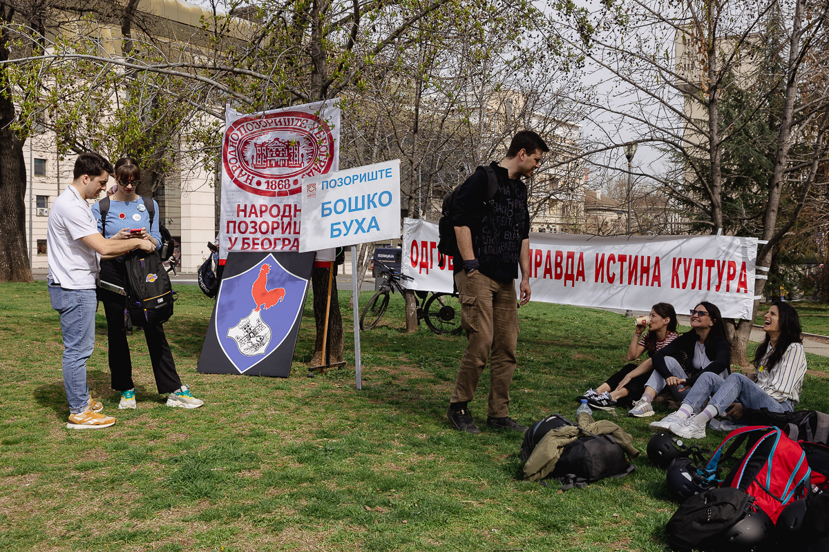 Drapelul României flutură în mijlocul protestului uriaș de la Belgrad: „Ne-am inspirat de la voi!”