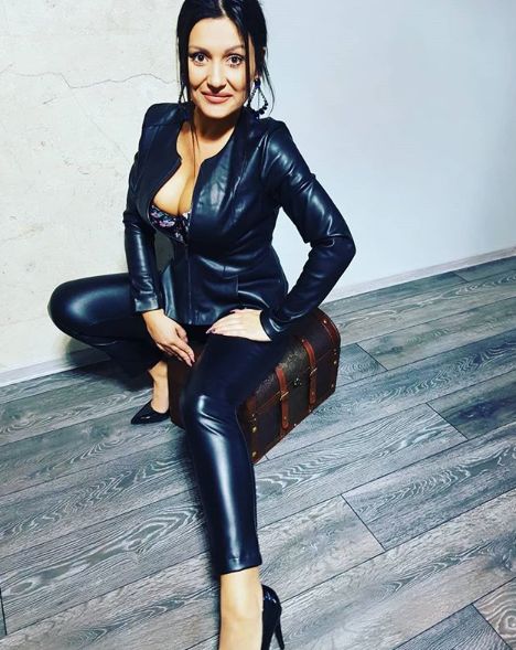 Bianca Rus, dezlănțuită. Îmbrăcată sumar și întinsă pe covor, aruncă săgeți spre fostul soț | FOTO