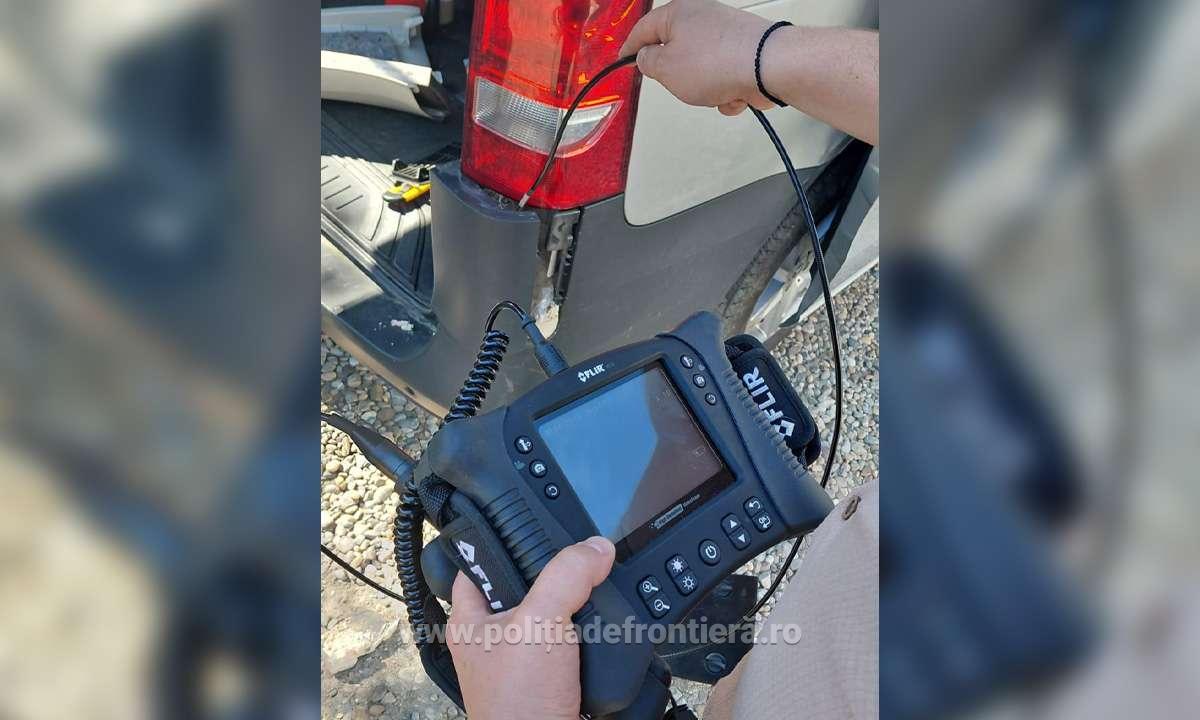 Un șofer ucrainean a vrut să iasă din România cu 343.700 de euro și să intre cu ei în Bulgaria, ascunși în barele microbuzului pe care-l conducea