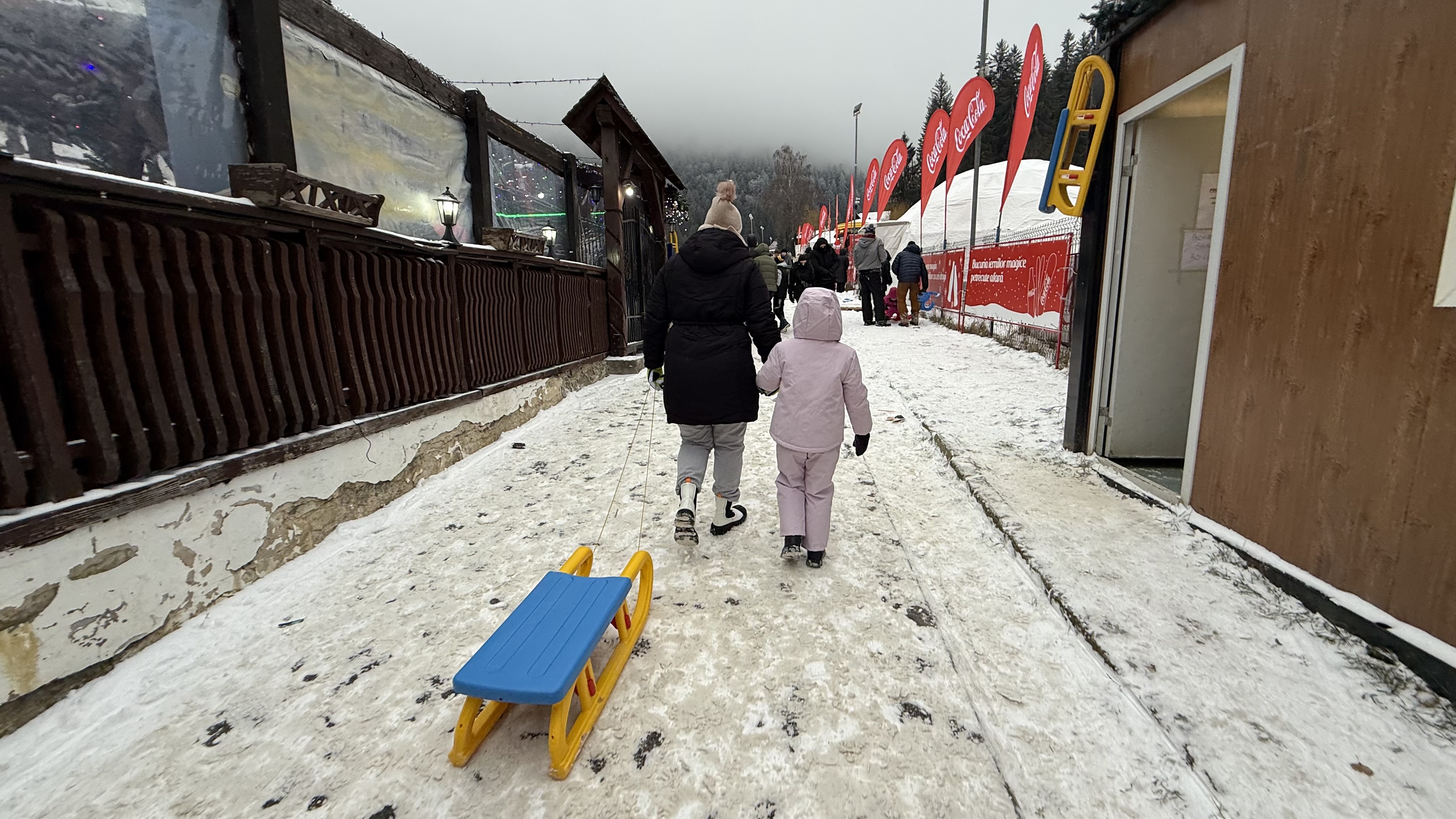 Vacanță cu nervii întinși la maximum: haos, cozi peste tot și alcool pe pârtie în Poiana Brașov