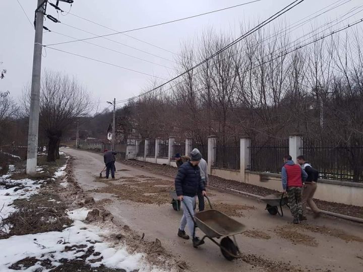 FOTO| S-au săturat să aștepte "mila" autorităților și și-au reparat singuri strada!