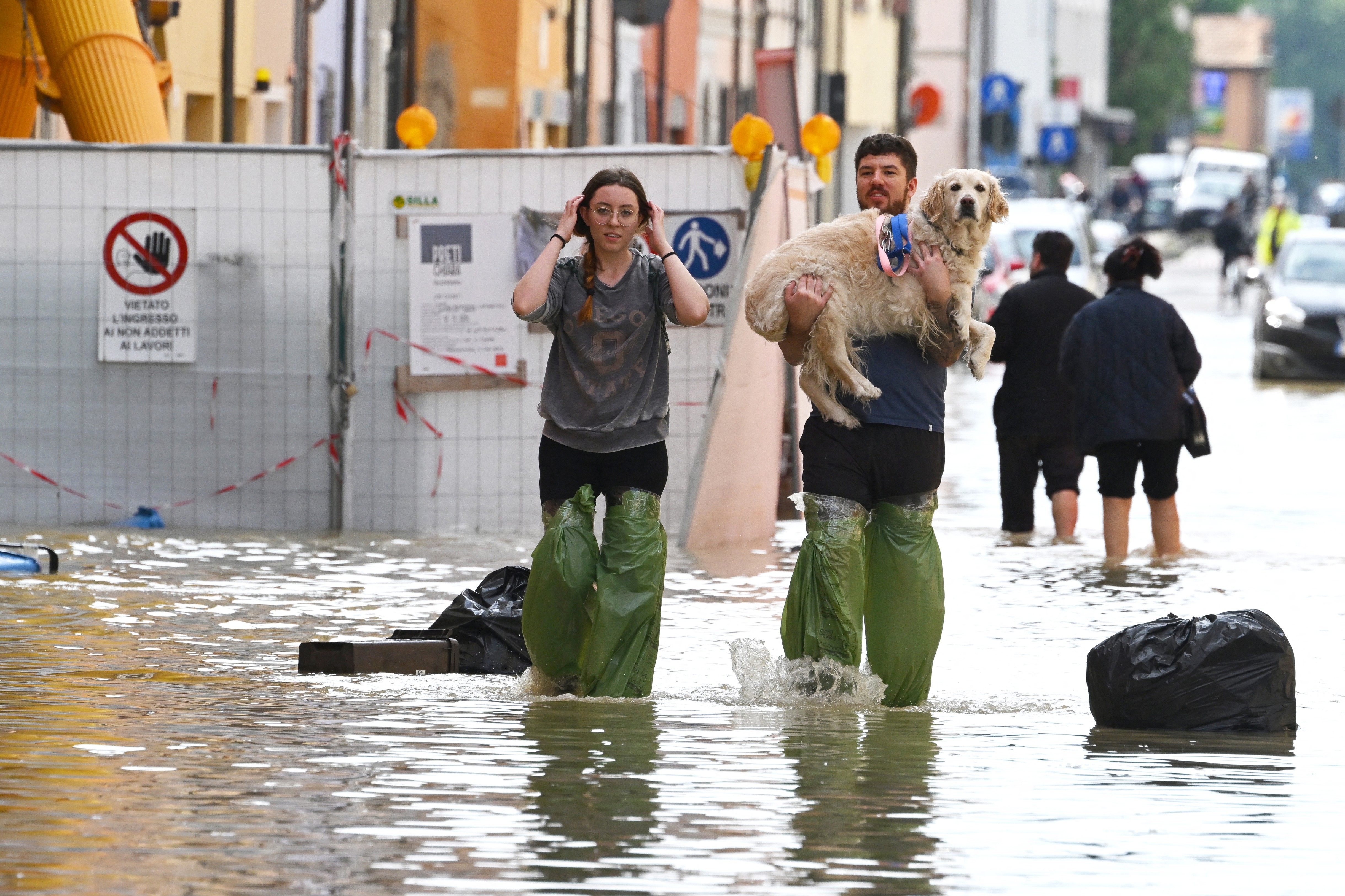 23 de râuri ieșite din matcă, 280 de alunecări de teren, 400 de drumuri blocate și 20.000 de oameni evacuați, în nordul inundat al Italiei