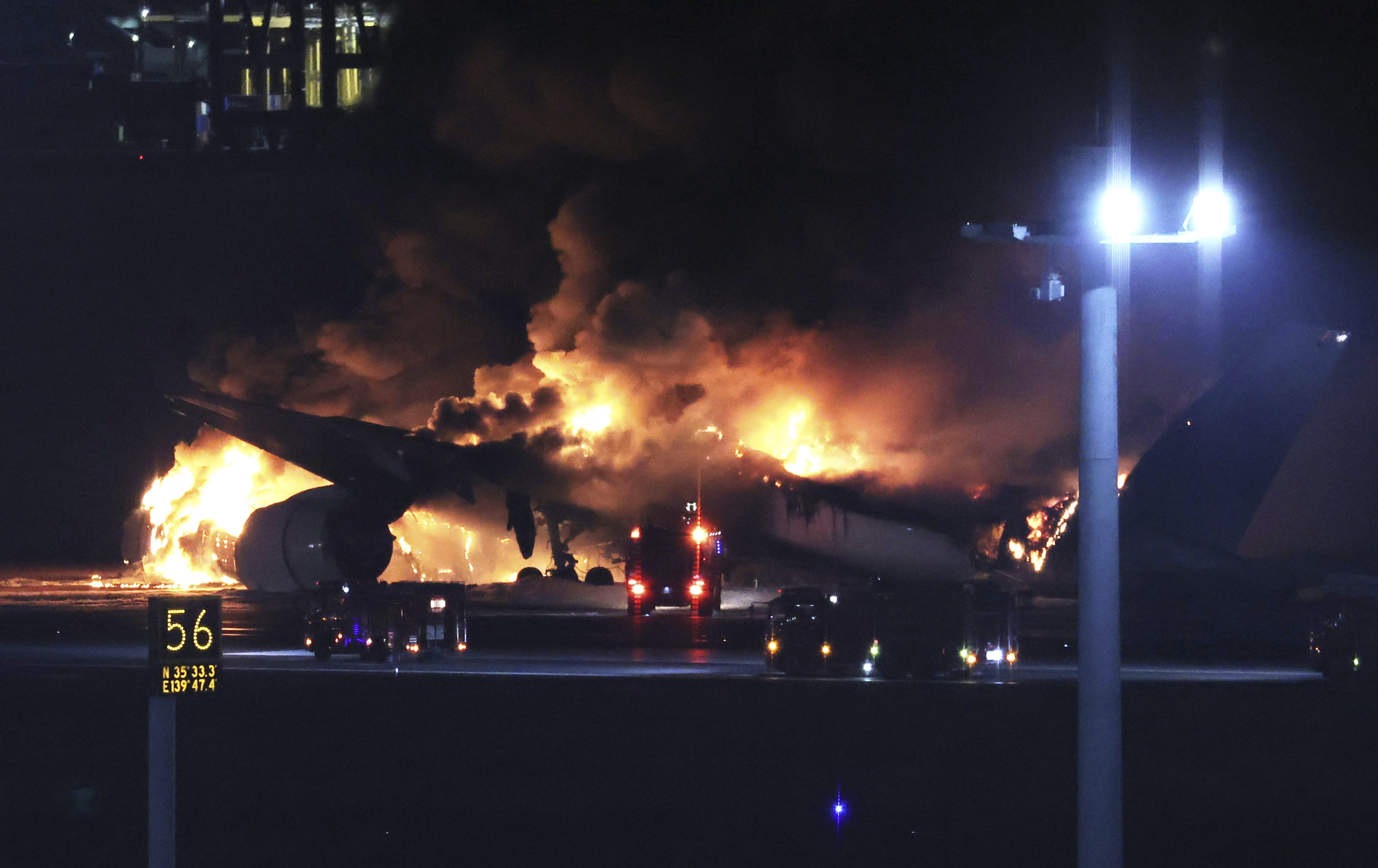 Un avion al Japan Airlines a luat foc pe Aeroportul Haneda din Tokyo, în urma ciocnirii cu un avion al Gărzii de Coastă. 379 de oameni salvaţi, 5 morți