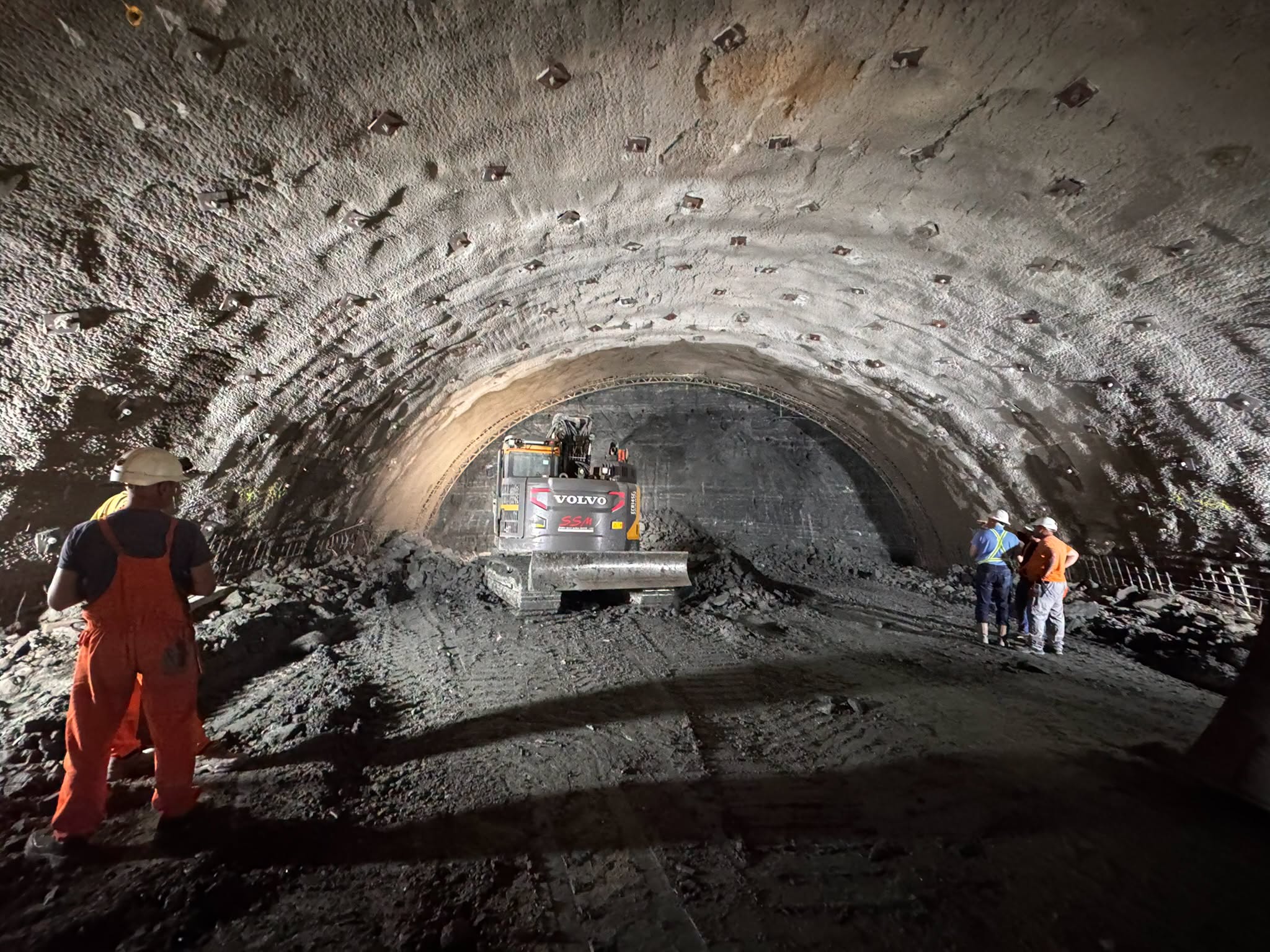 Noutăți de pe lotul cu tuneluri de pe A1 Margina - Holdea: pe șantier se instalează propria uzină de grinzi și o stație de asfalt