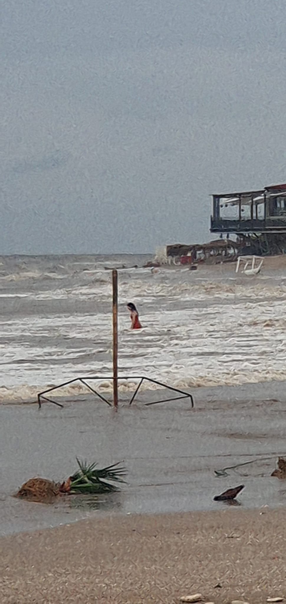 Urmările ploilor puternice de pe litoral. La Mangalia au căzut 200 l/mp. Maşini luate de apă, inundaţii în mai multe staţiuni: dezastru la Venus şi Vama Veche | FOTO