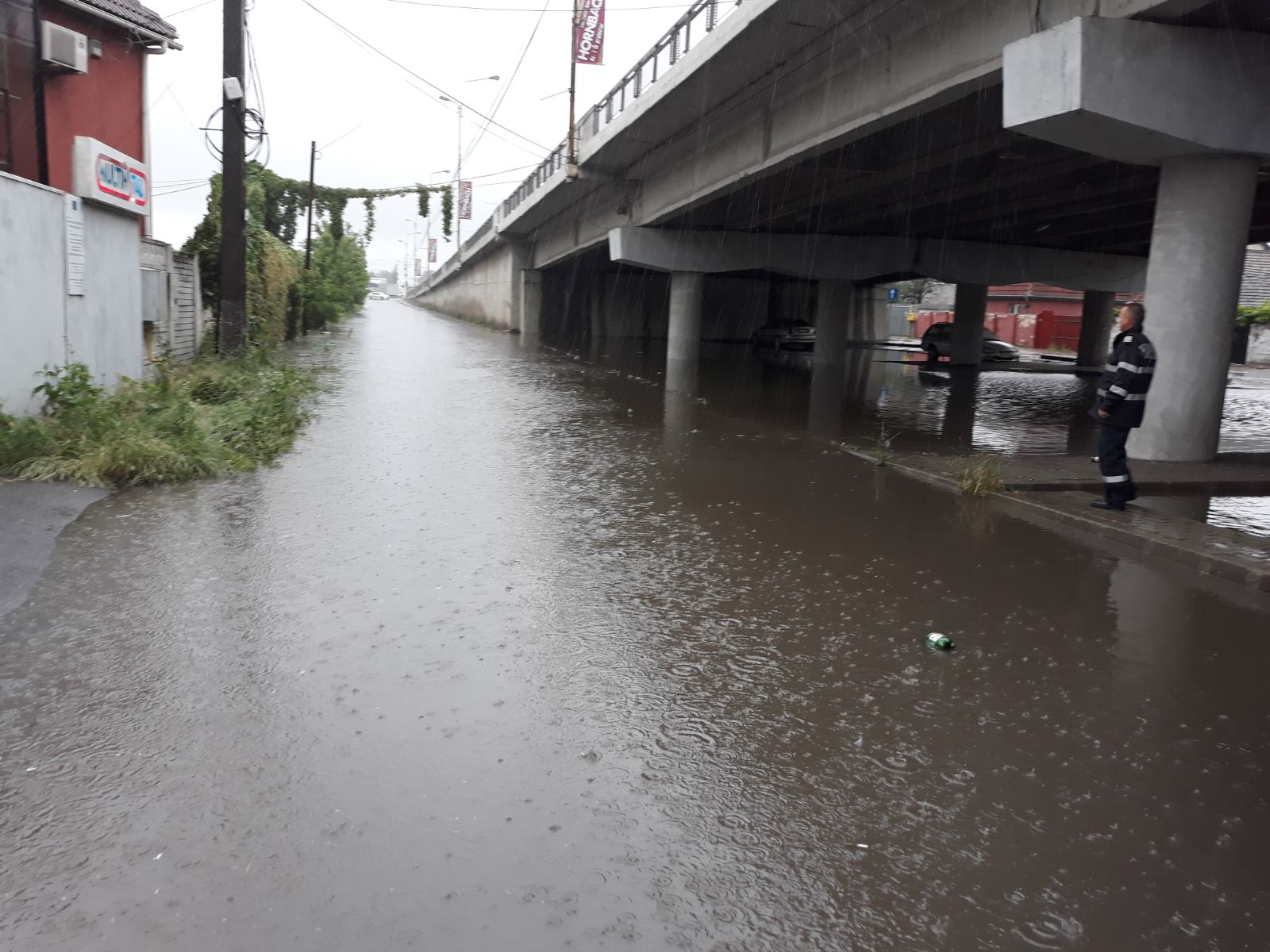 FOTO/ Mașină blocată în ape sub un pod din Timișoara. Inundații în tot județul Timiș după codul portocaliu de ploi
