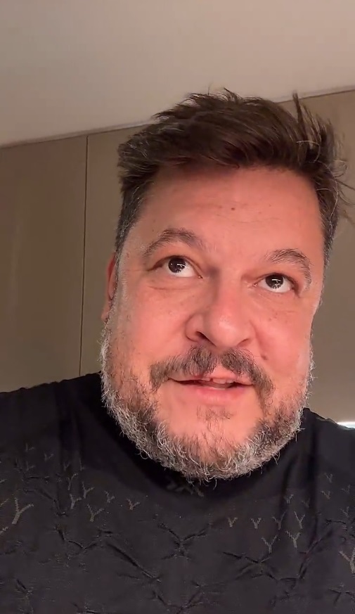 Imagini din casa lui Mihai Bobonete de Crăciun. Actorul a arătat bradul din sufragerie și bucătăria, unde gătea șnițele și ciorbă, alături de soție