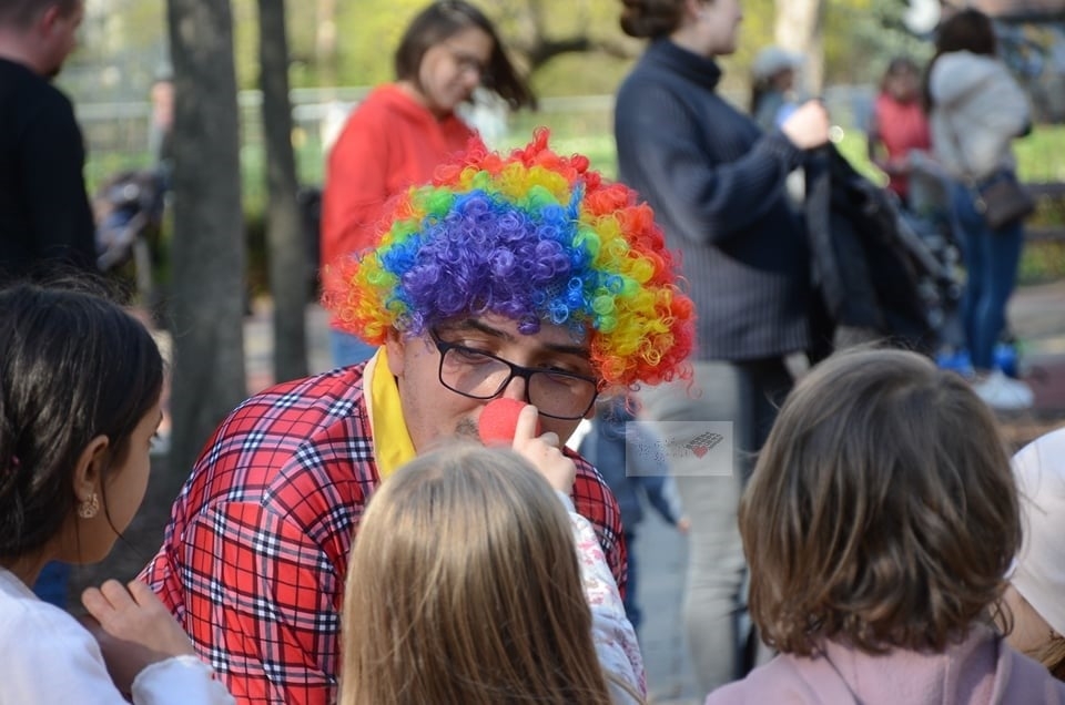 Gyerekek szívébe csempész vidámságot, de valójában egyik napról a másikra él Ádi bohócdoktor