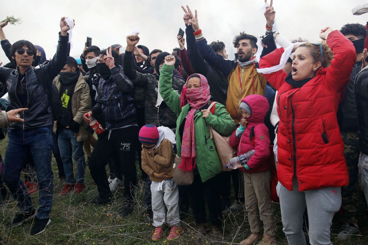 FOTO | Violențe în taberele de imigranți din nordul Greciei! Poliția a intervenit pentru a-i opri pe refugiați să treacă în Macedonia de Nord