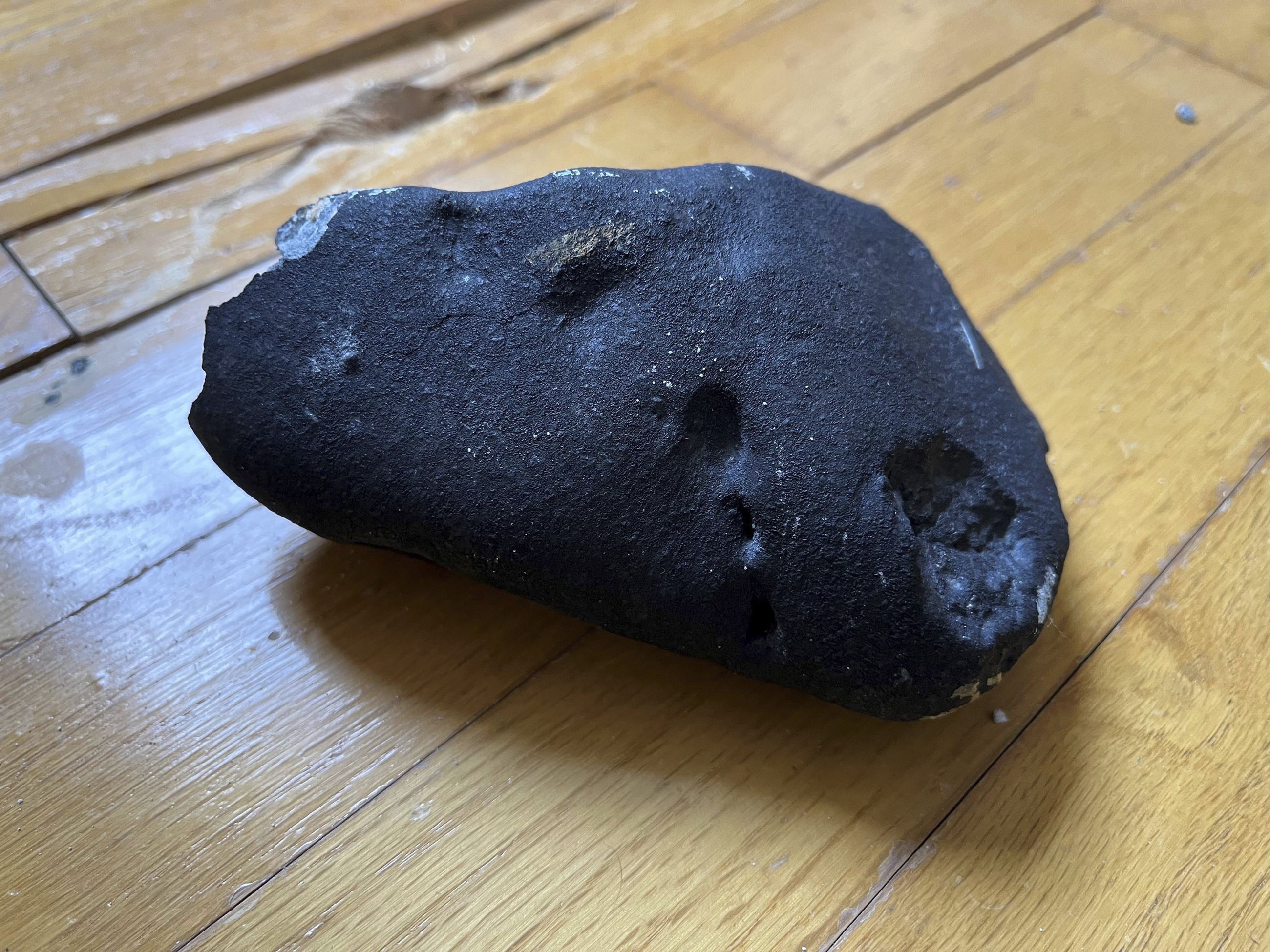 Un obiect care seamănă cu un meteorit s-a prăbușit prin tavanul unei case din New Jersey