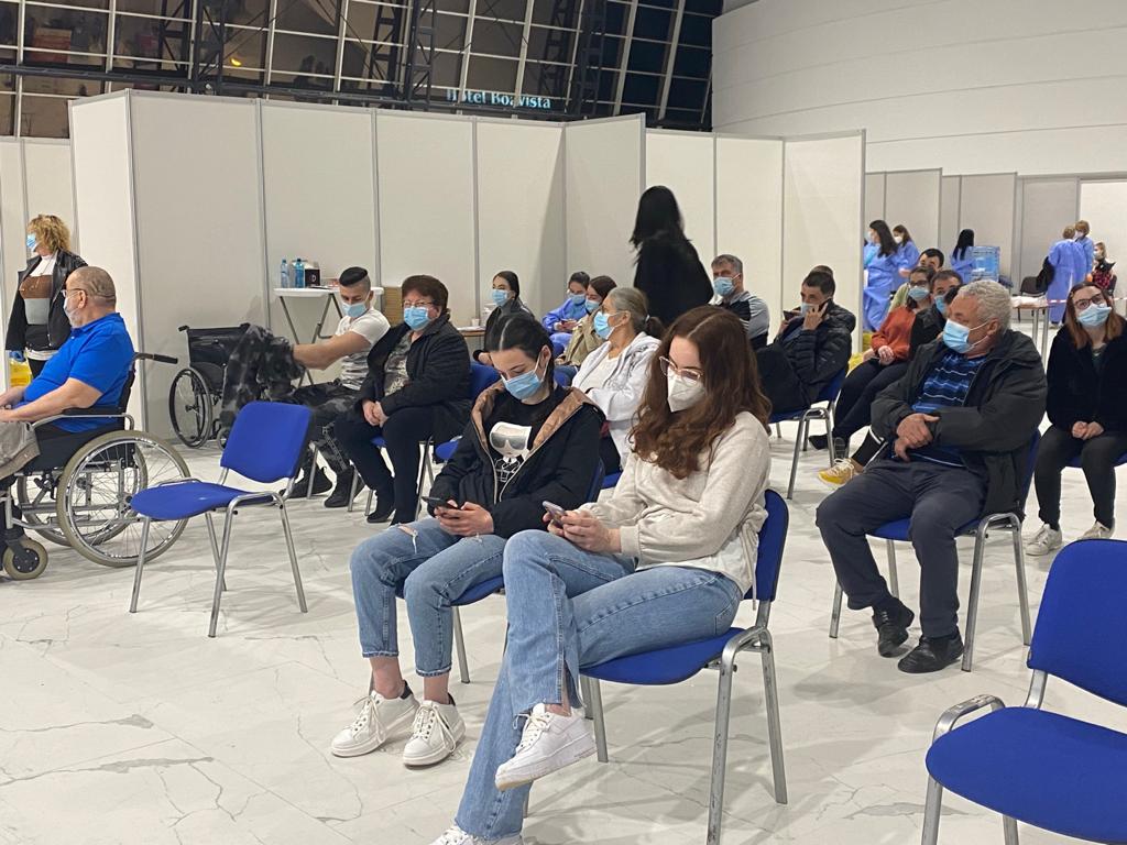 REPORTAJ. La vaccinare, în timpul nopții. „Am încercat să mă programez și nu mai erau locuri, e mai ușor cu maratonul”