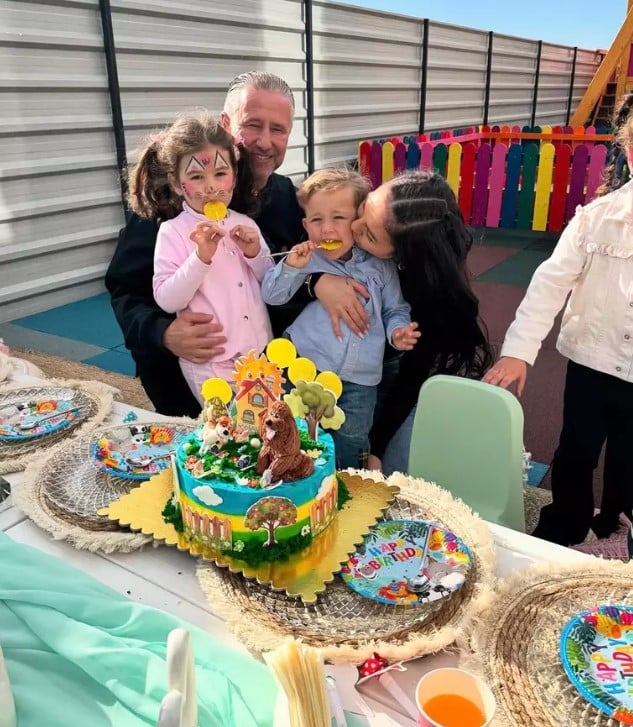 Imagini din casa în care Laurențiu Reghecampf și Corina Caciuc locuiesc alături de cei doi copii, Liam și Landon