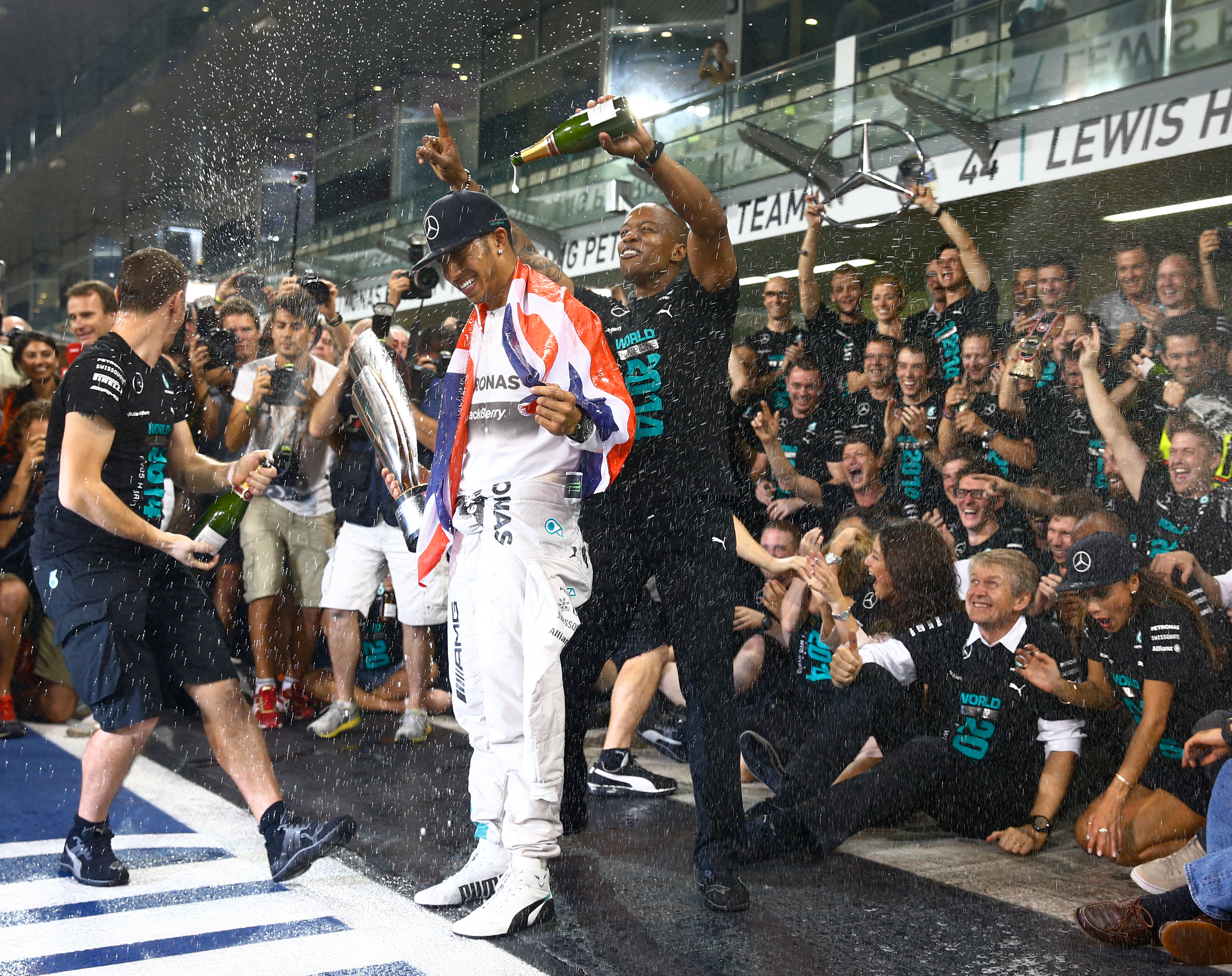 FORMULA 1 / Lewis Hamilton a câştigat titlul mondial! O maşină a luat foc!
