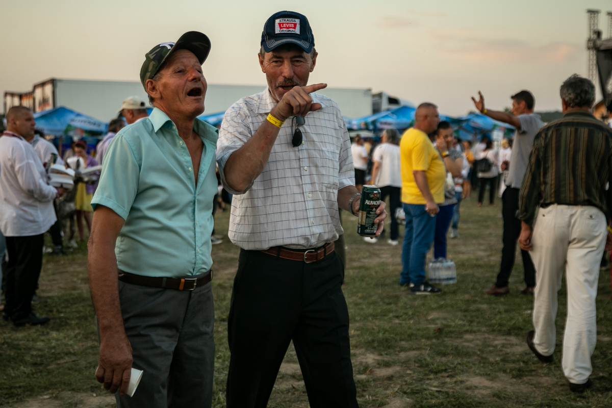 O mireasă și două nunți. Cum a petrecut poporul în vale, iar ceilalți invitați, în deal, la căsătoria „domnului AUR”, George Simion