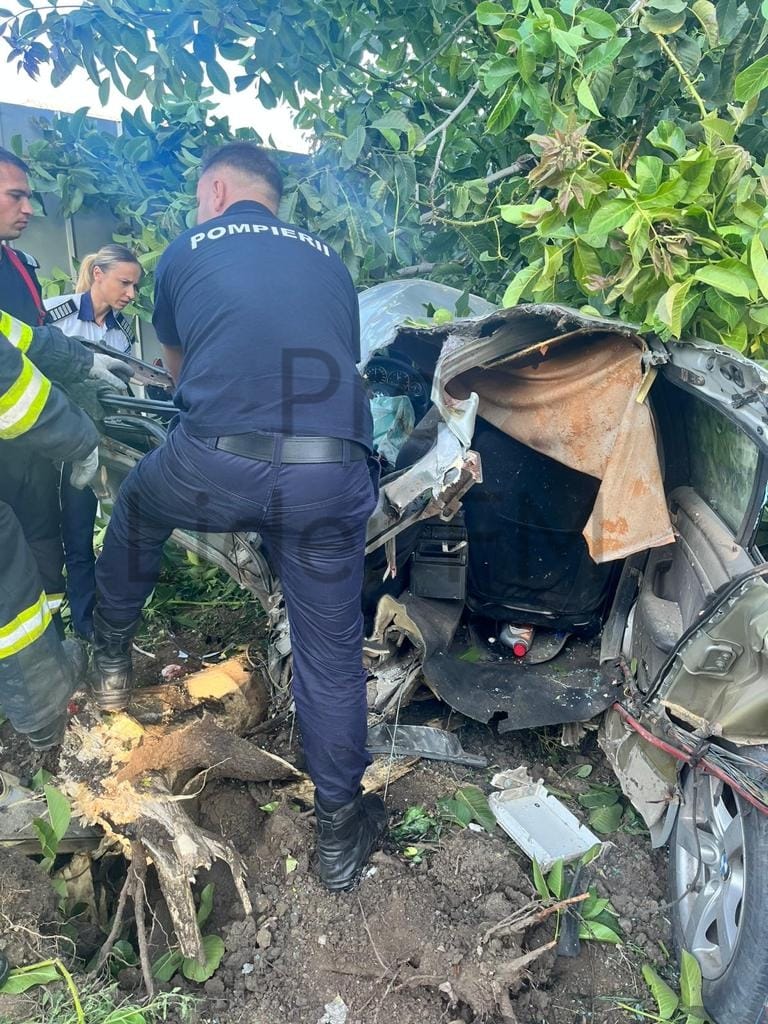 Un șofer fără permis și un băiat de 16 ani au murit într-un BMW rupt în două într-un stâlp, lângă Pechea, în Galați