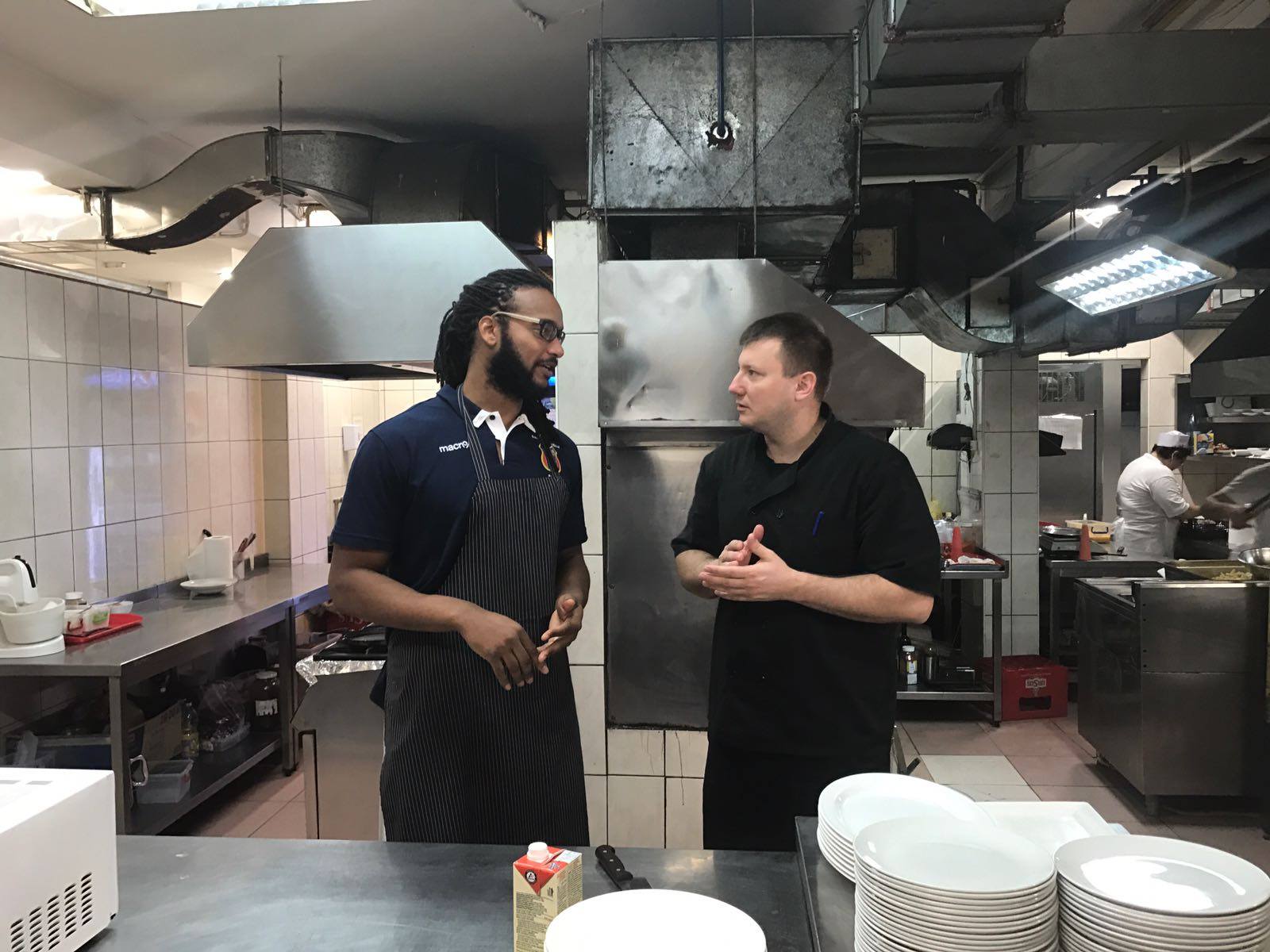 Stelistul Randal Falker e masterchef! Baschetbalistul american a gătit pentru Pro TV. De la ciclism, la camioane, de la look-ul rasta - la Shaq | FOTO
