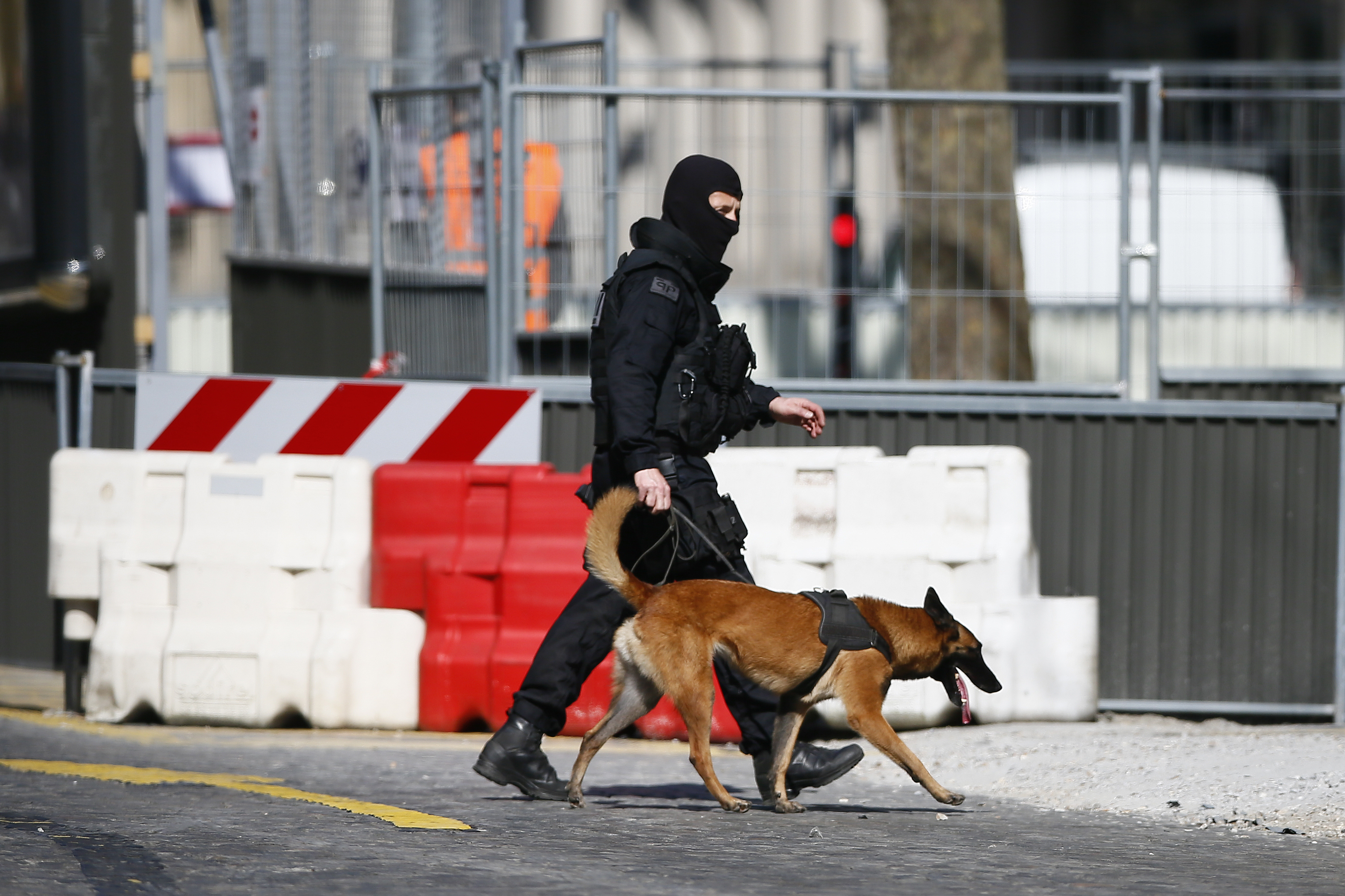 UPDATE | Explozie la sediul FMI din Paris. Un om a fost rănit de o scrisoare-capcană. Reacția lui Francois Hollande