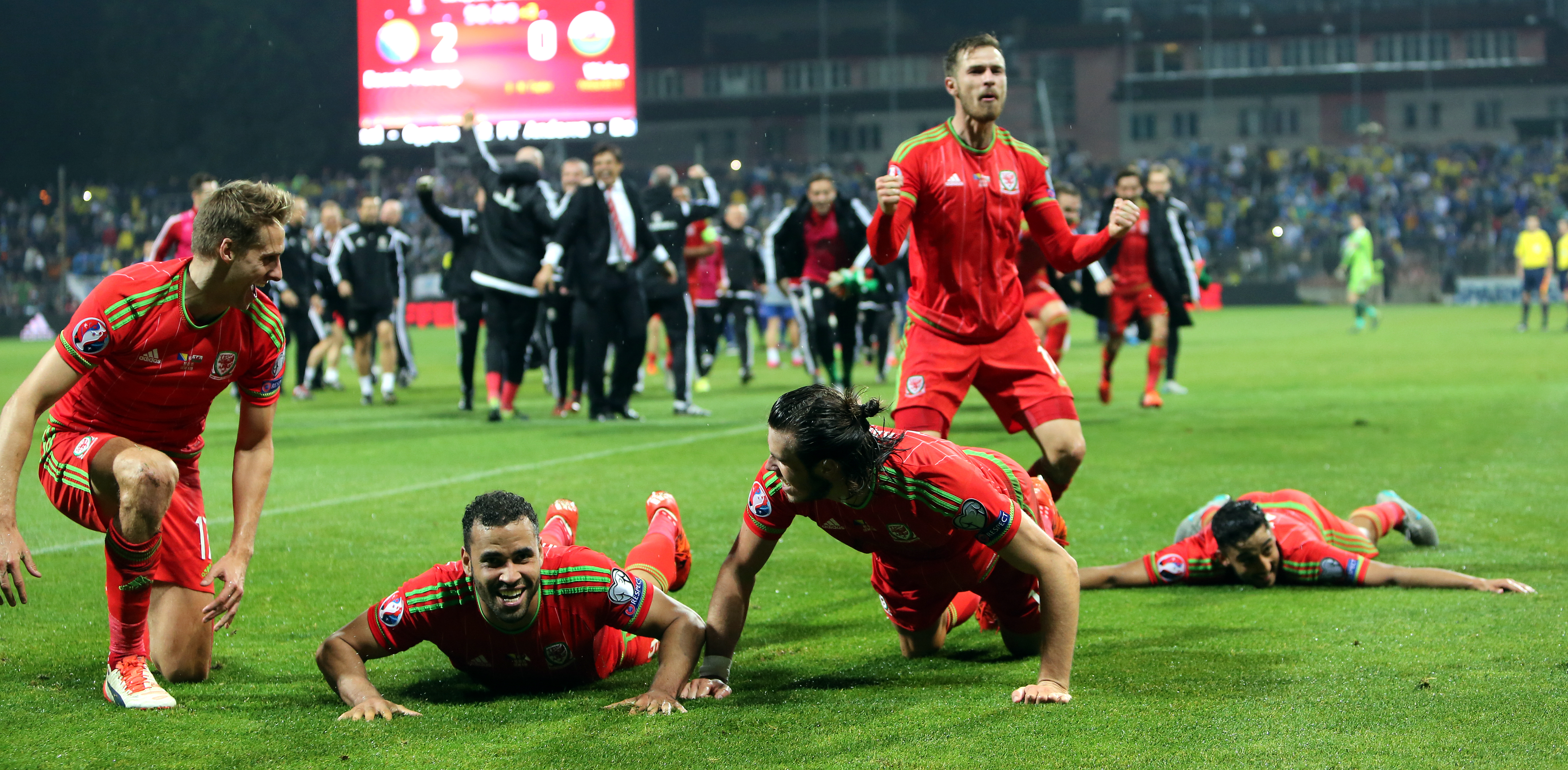 Bucurie de nedescris în Țara Galilor. Naționala lui Gareth Bale s-a calificat, după 57 de ani, la un turneu final. În premieră la Euro