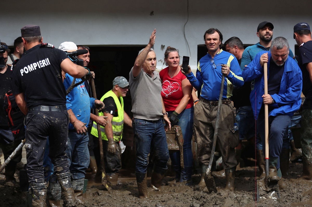 Mesajul viral al lui Mihai Bendeac după vizita lui Călin Georgescu la Broșteni: „Cum să nu-l iubești pe acest om demn? Iată-l! Murdar, la munca de jos”