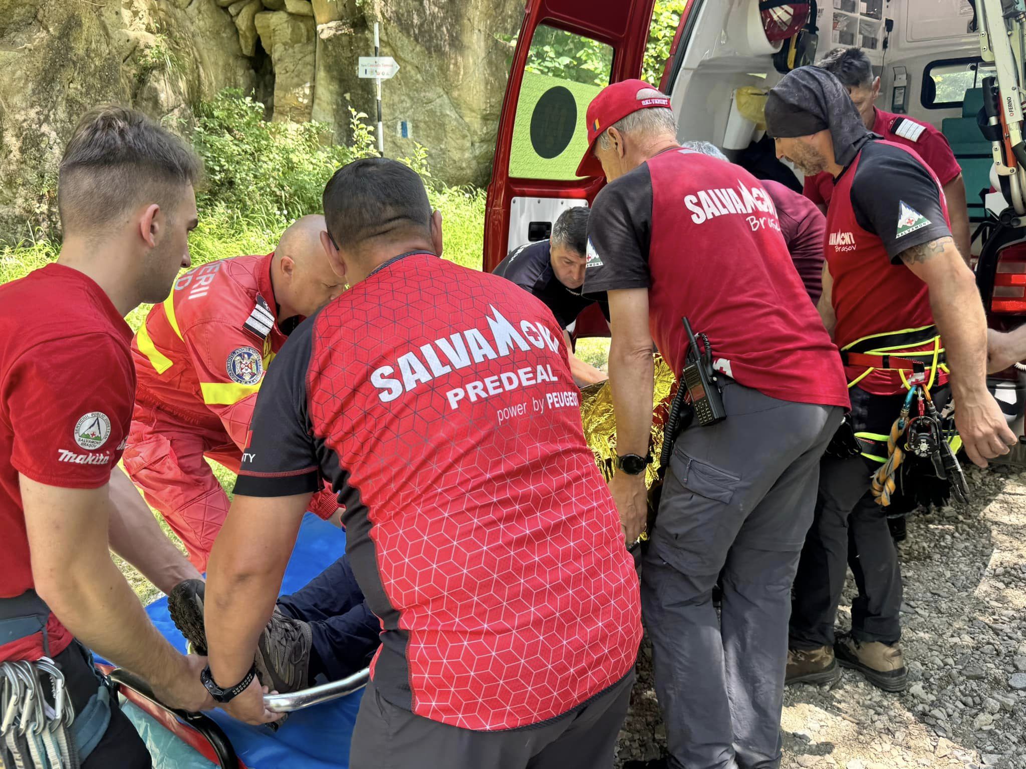 Turist accidentat grav după ce a căzut de la peste 10 metri pe scările din canionul Tamina