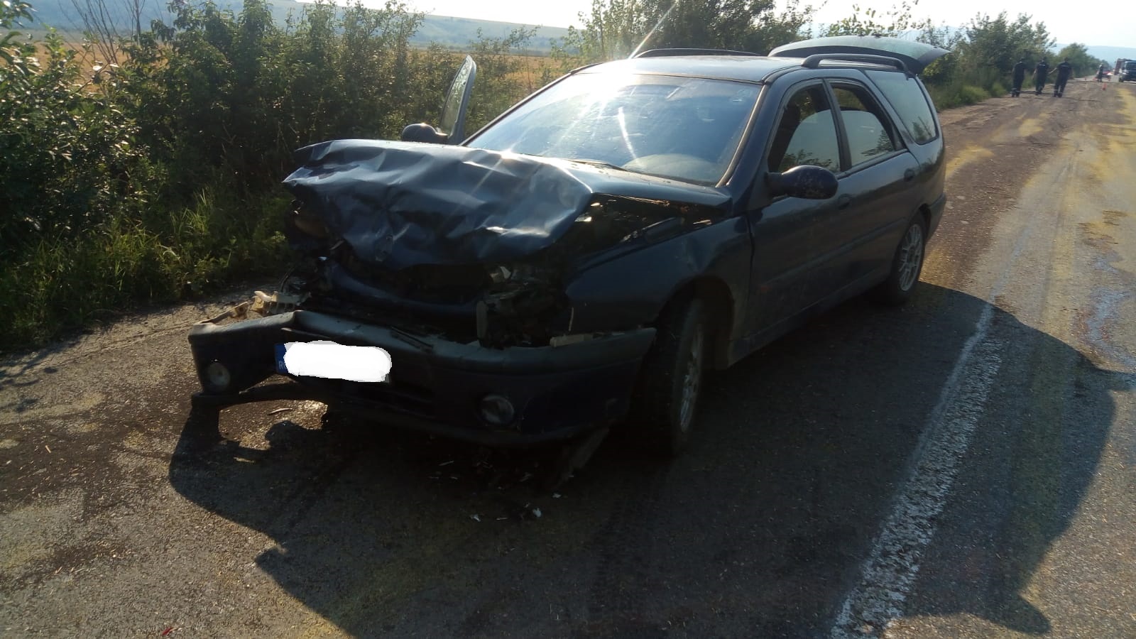 VIDEO&FOTO/ Accident pe DN 57, în Caraș-Severin. Două mașini s-au ciocnit din cauza rapiței scurse dintr-un camion pe șosea