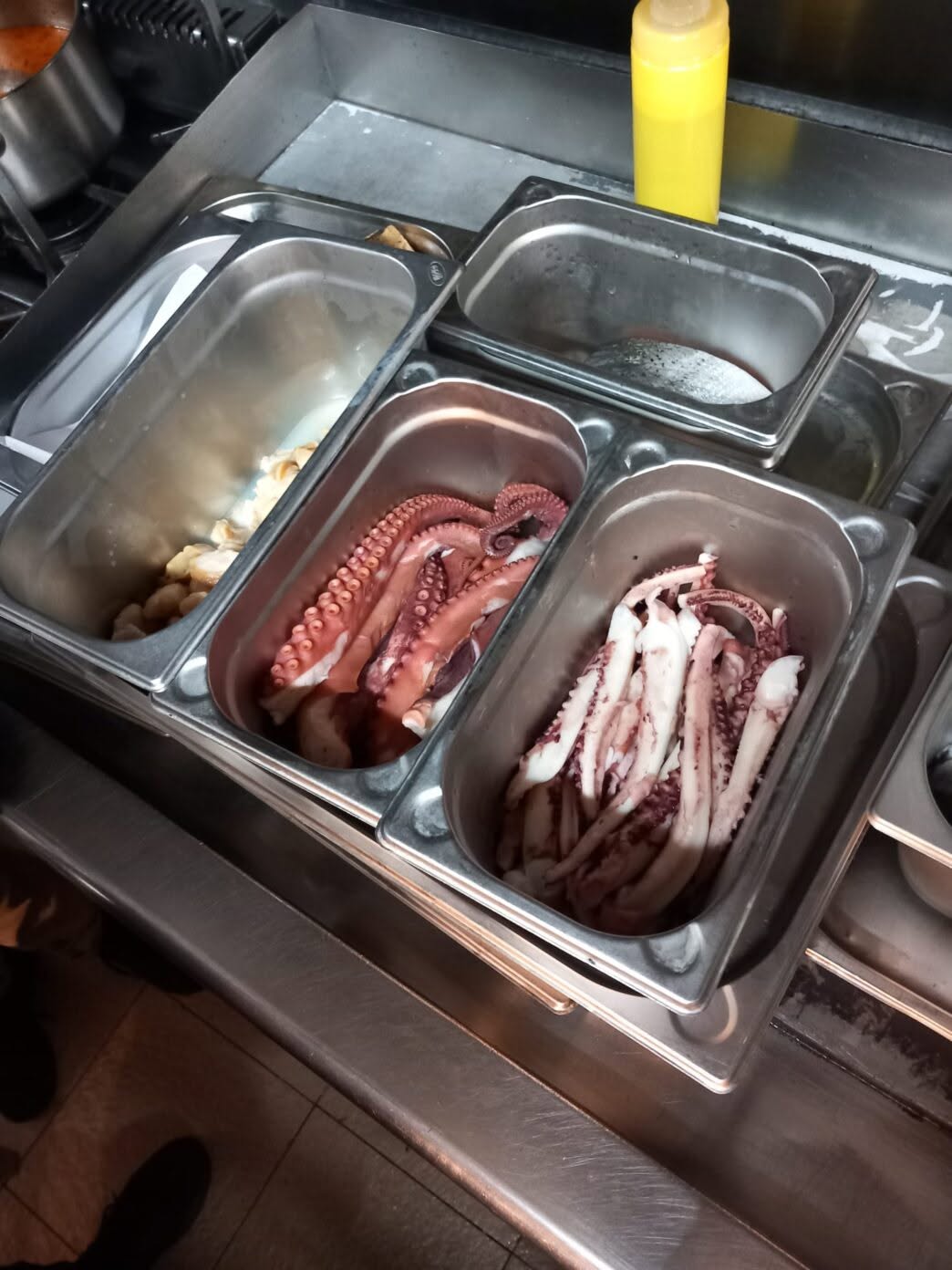 Amendă de 10.000 de lei și 94 kg de alimente retrase de la restaurantul Golful Pescarilor, de lângă Constanța. De ce au închis inspectorii localul | VIDEO