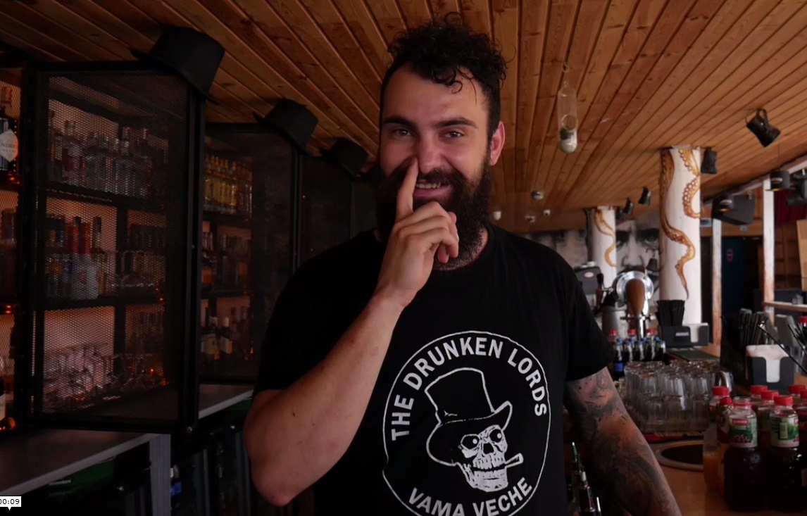 VIDEO/ Codul secret al barmanilor din Vama Veche. Cum să ceri un Mai Tai sau o tequila prin semne și cum le interpretează un lingvist