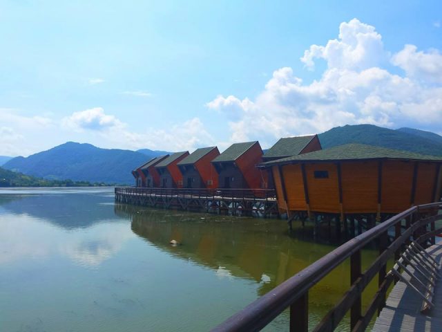 Cum se petrece 1 mai în primul sat plutitor din România. Turiștii au rezervat toate bungalourile pe Dunăre