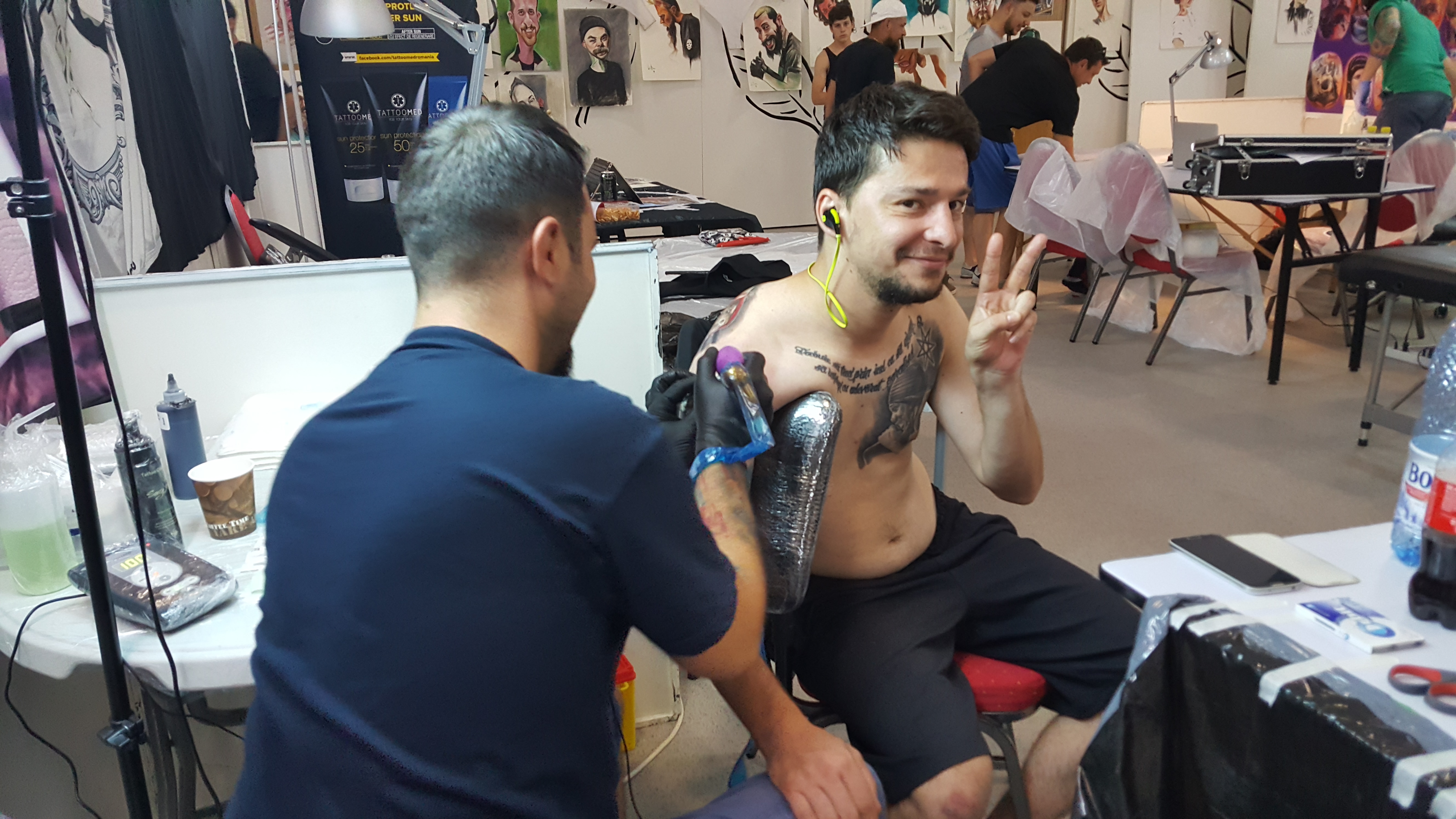 Din dragoste pentru graffitti! Un bucureștean și-a tatuat pe spate un vagon de metrou