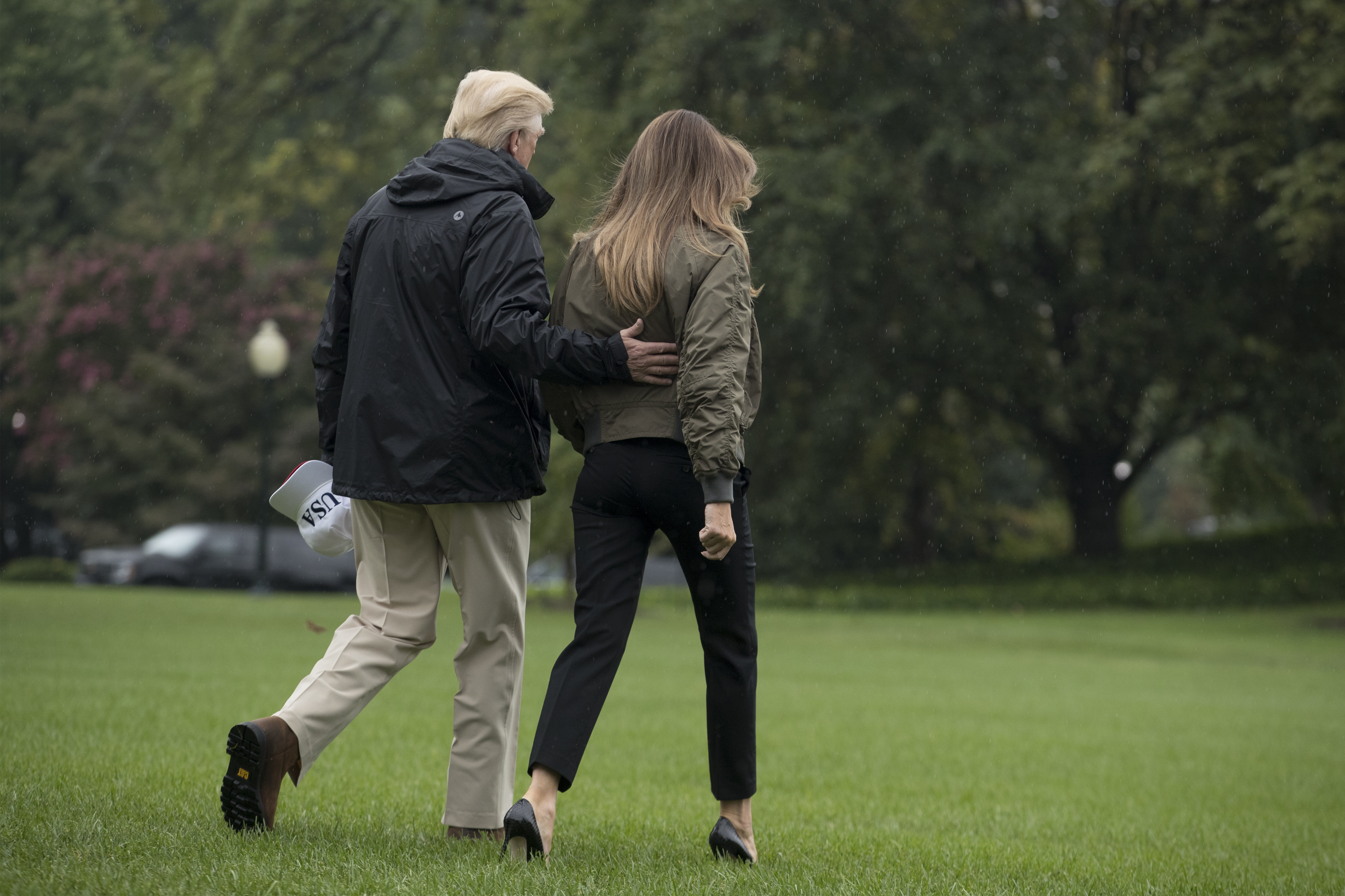 FOTO| Fashion Police: Melania Trump a mers încălțată cu pantofi stiletto la inundații în Texas