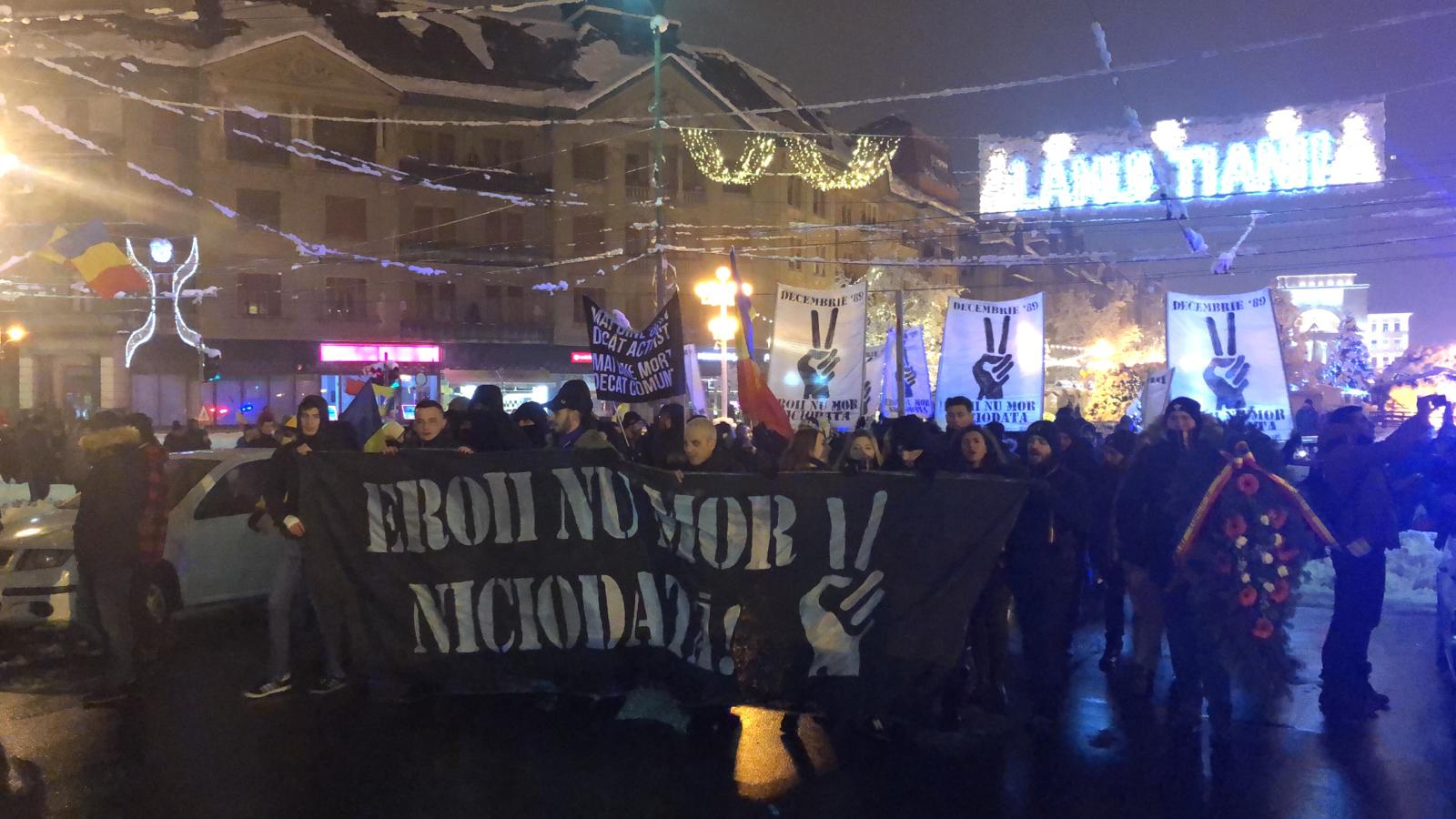 FOTO/ Marșul Eroilor în Timișoara, în memoria martirilor Revoluției din '89. Circa 300 de persoane au ieșit pe străzile orașului unde s-a strigat prima oară „Jos comuniștii”, acum 29 de ani