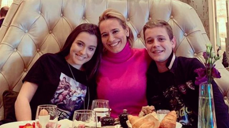 Andreea Esca și-a învățat copiii de mici cum se câștigă banii. Alexia a lucrat la o cafenea, iar Aris vinde cafele: „Stăteam acolo până făceam 80 de lei”