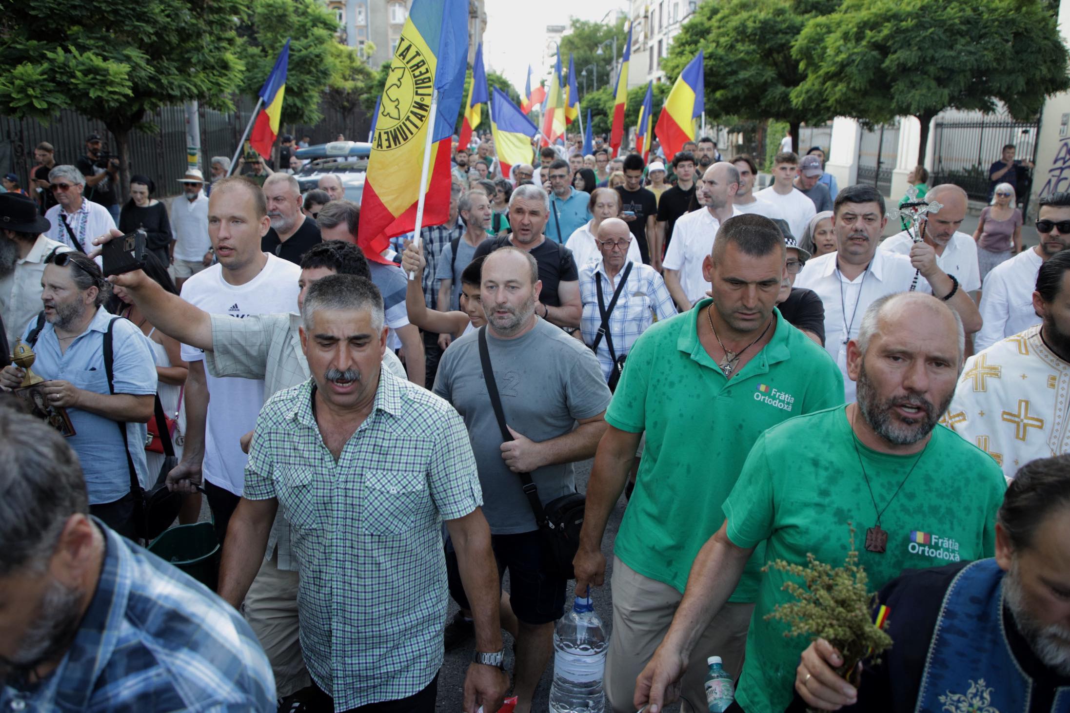 Gigi Becali a condus un miting anti-LGBT în București: „Dracii lasă duhuri rele”. ACCEPT: „Grupări agresive care instigă la ură”