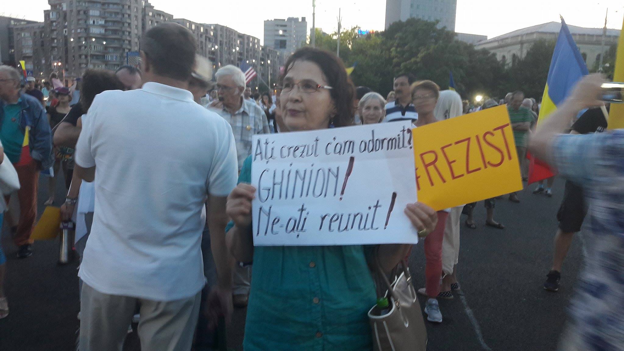 FOTO&VIDEO/ Peste 2.500 de oameni au protestat în Piața Victoriei faţă de modificările la legile justiţiei