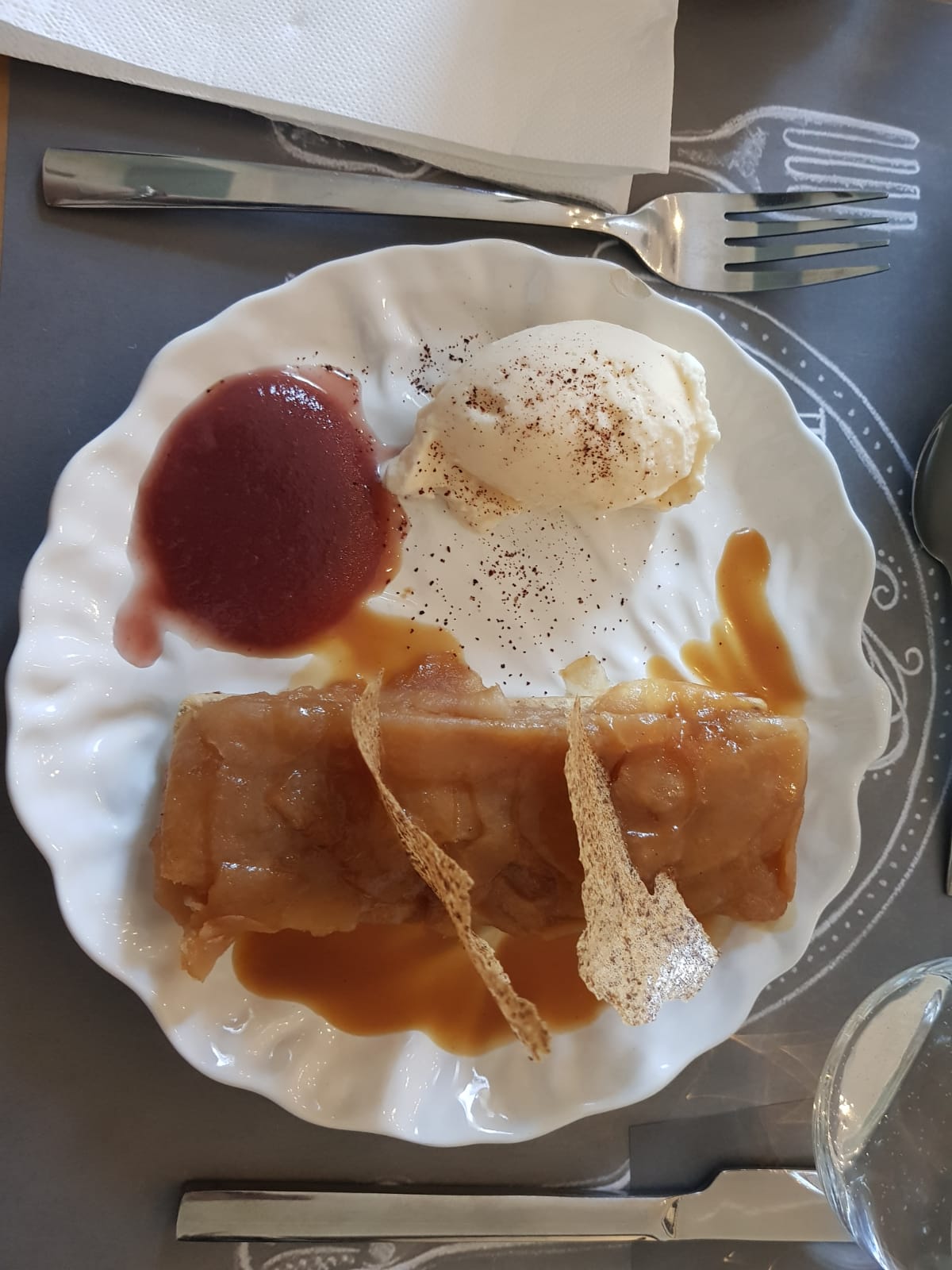 Pariul Mădălinei: primul restaurant din România unde nimic nu se aruncă, totul se transformă. Ce gust au chipsurile din zaț de cafea și piureul din coji de mere?