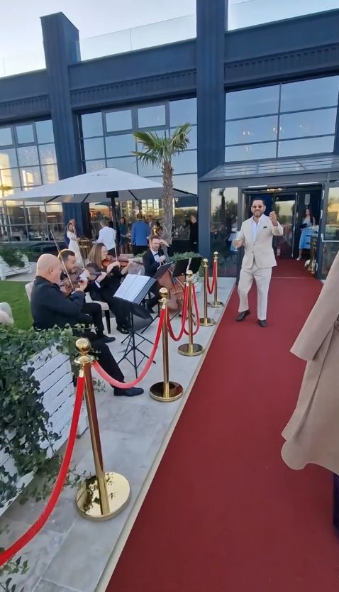 Primele imagini cu Cezar Ouatu și partenera sa la botezul fiicei lor