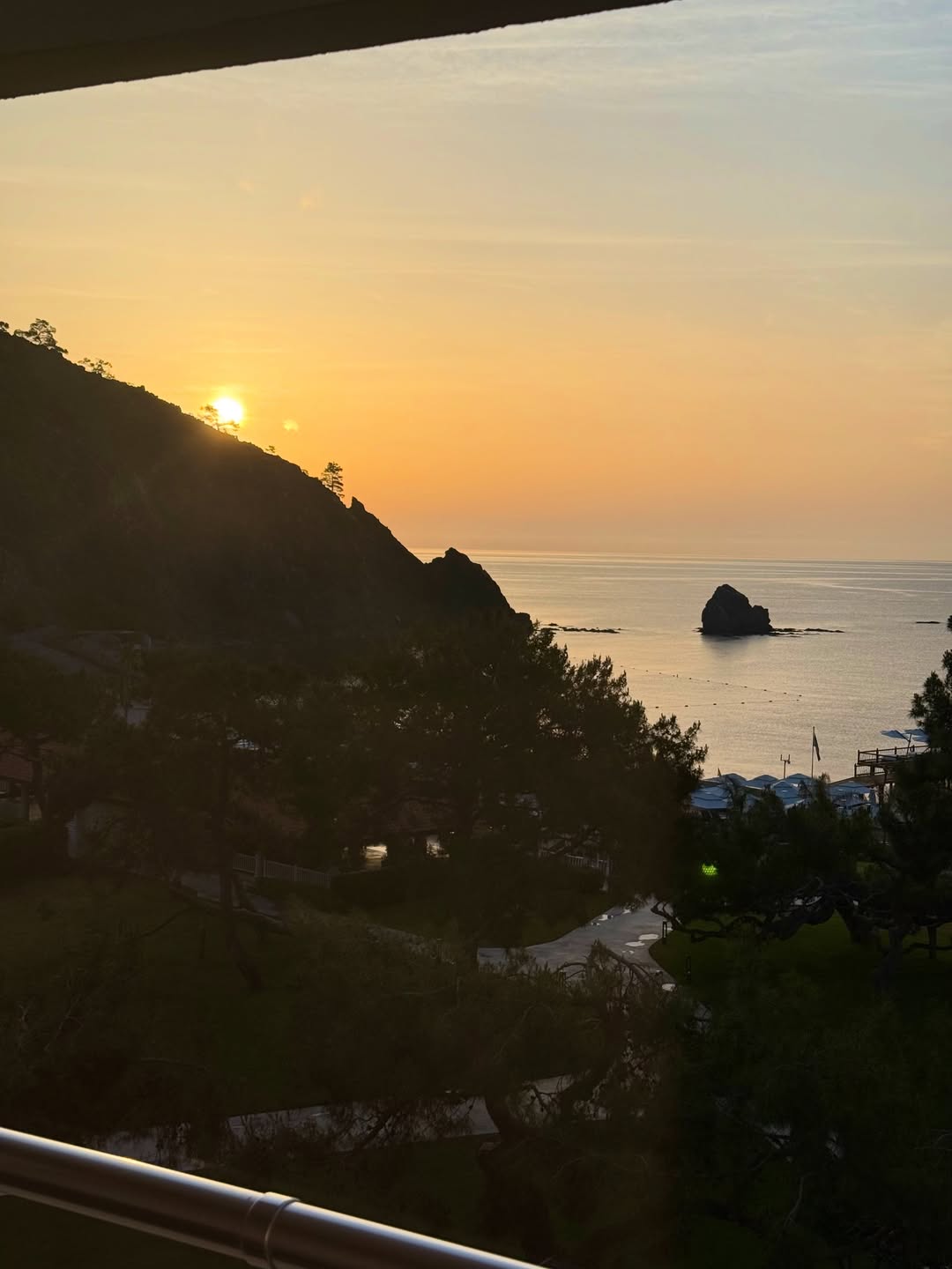 Imagini cu Roxana Nemeș și gemenii ei în vacanță, în Turcia. Cât costă sejurul la resortul de cinci stele din Antalya
