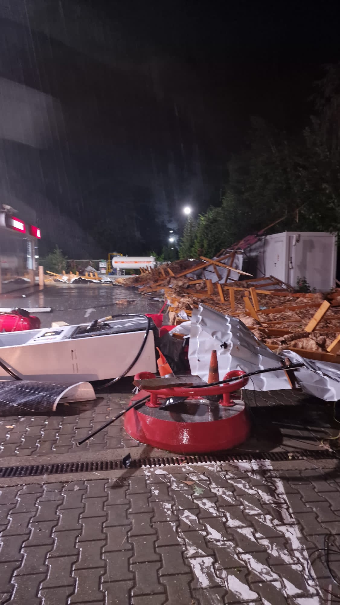 FOTO: Vijelie în Vaslui: acoperiș smuls de vânt și prăbușit peste un autobuz și o benzinărie. Două persoane au fost rănite