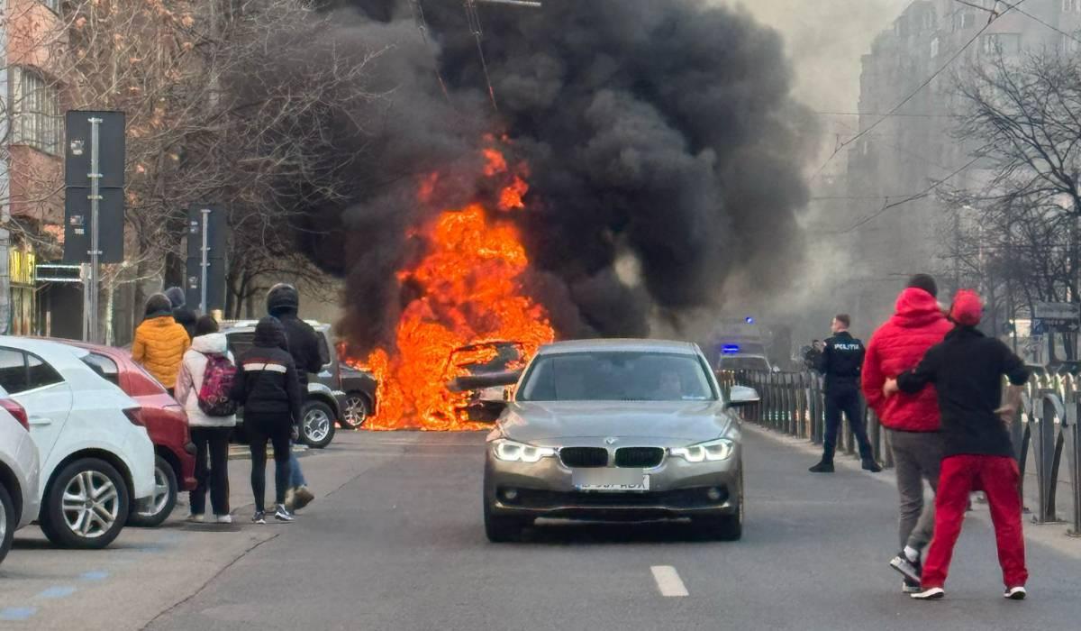 Incendiu violent pe Calea Moşilor din București. Șapte mașini au fost afectate de flăcări. Ce s-a întâmplat
