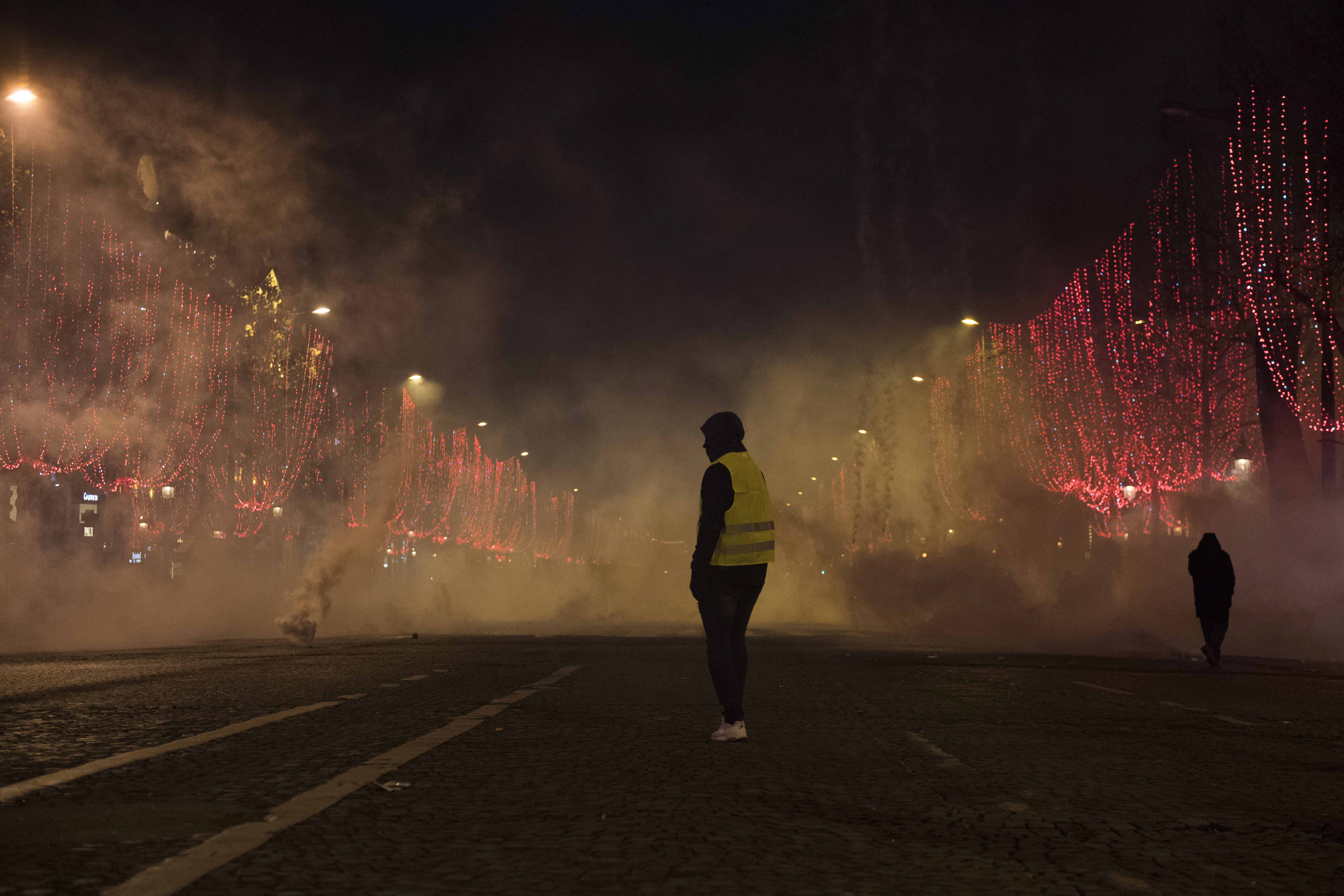 FOTO&VIDEO / Zi de foc în Franța! Violențe și confruntări, soldate cu aproximativ 1.400 de persoane reținute