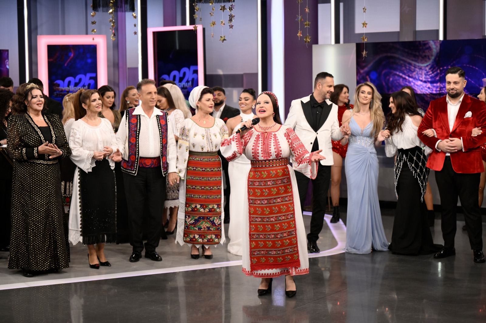 Karmen Minune și Mădălin Ionescu dau startul programului de Revelion la Antena Stars. Cine vor fi invitații lor