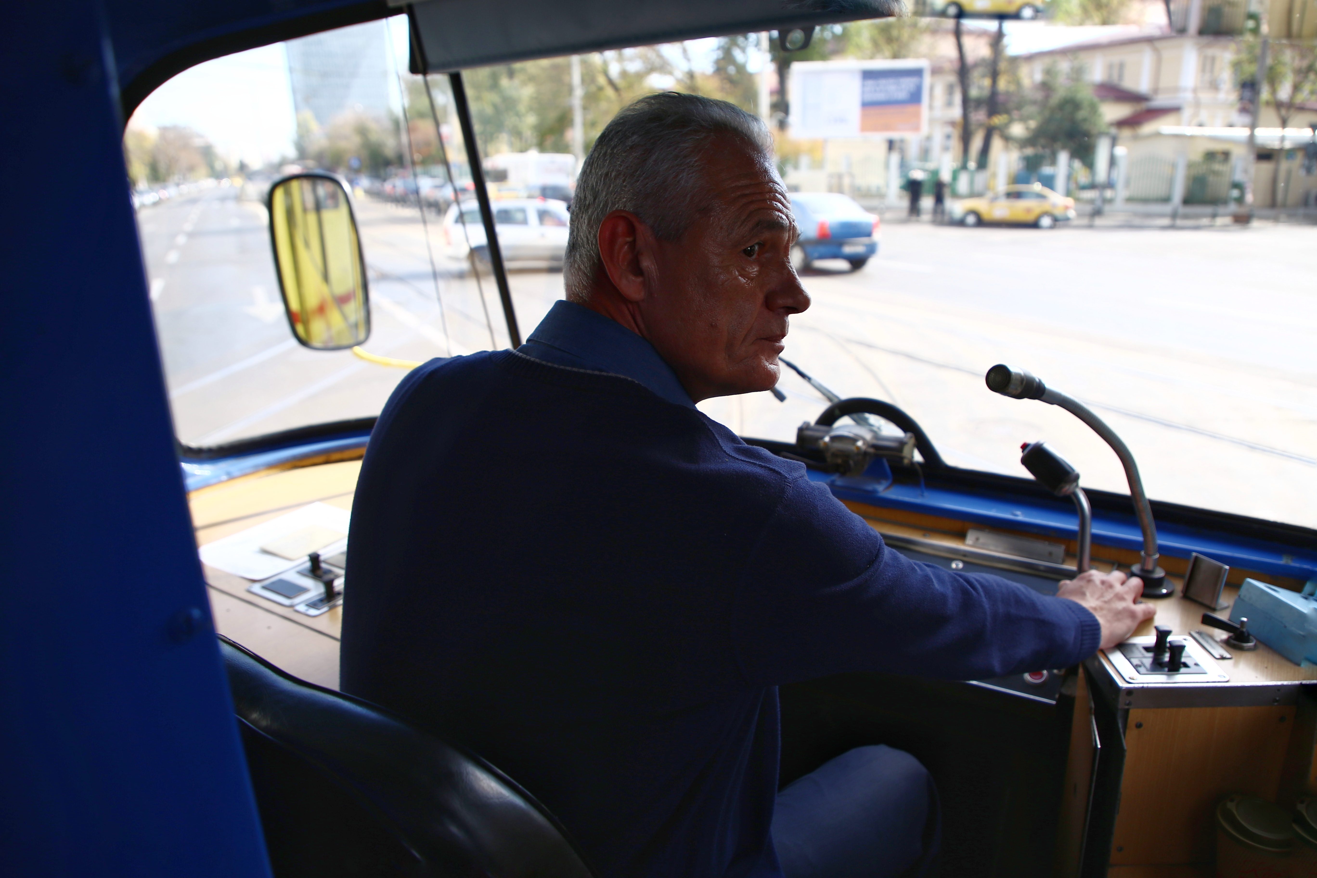 GALERIE FOTO / Imagini inedite cu tramvaiele de epocă, la paradă în București. În vagoane a cântat fanfara, iar vatmanul a purtat uniforma de altădată