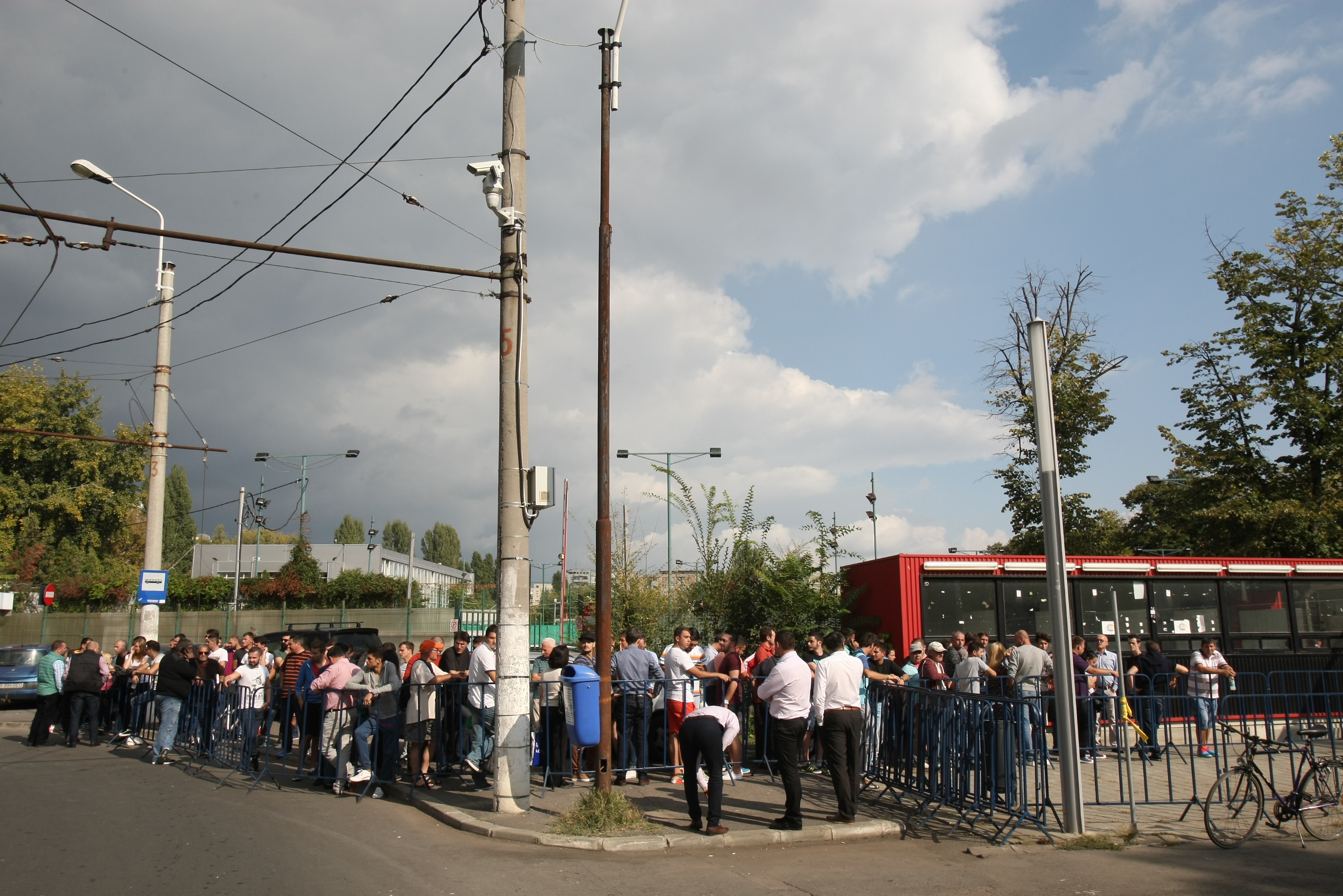 Fanii au luat cu asalt casele de bilete pentru a-i susține pe tricolori la meciul cu Finlanda, decisiv pentru calificarea la Euro 2016. ^Tichetele costă 20 de lei. Cererea uriașă a blocat sistemul de vânzare online / LIVE BLOG&FOTO