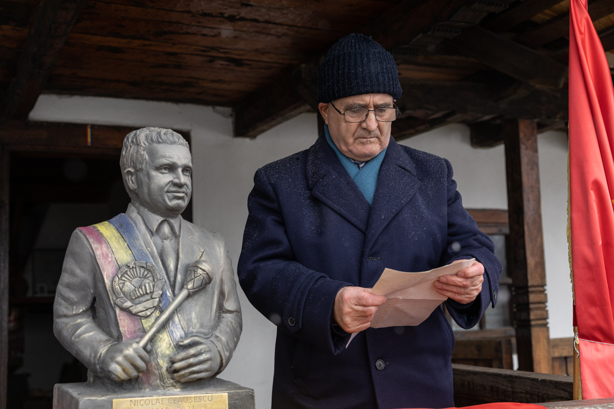 Acasă la Nicolae Ceaușescu, în Scornicești, de ziua fostului dictator. Ode, regrete și un oraș abandonat de oamenii plecați la muncă în afară