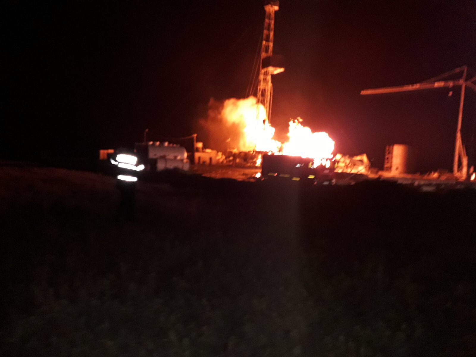 FOTO&VIDEO/Incendiul puternic de la o sondă de gaz nu poate fi stins de pompierii din Satu Mare. Pericol de explozie în zonă UPDATE