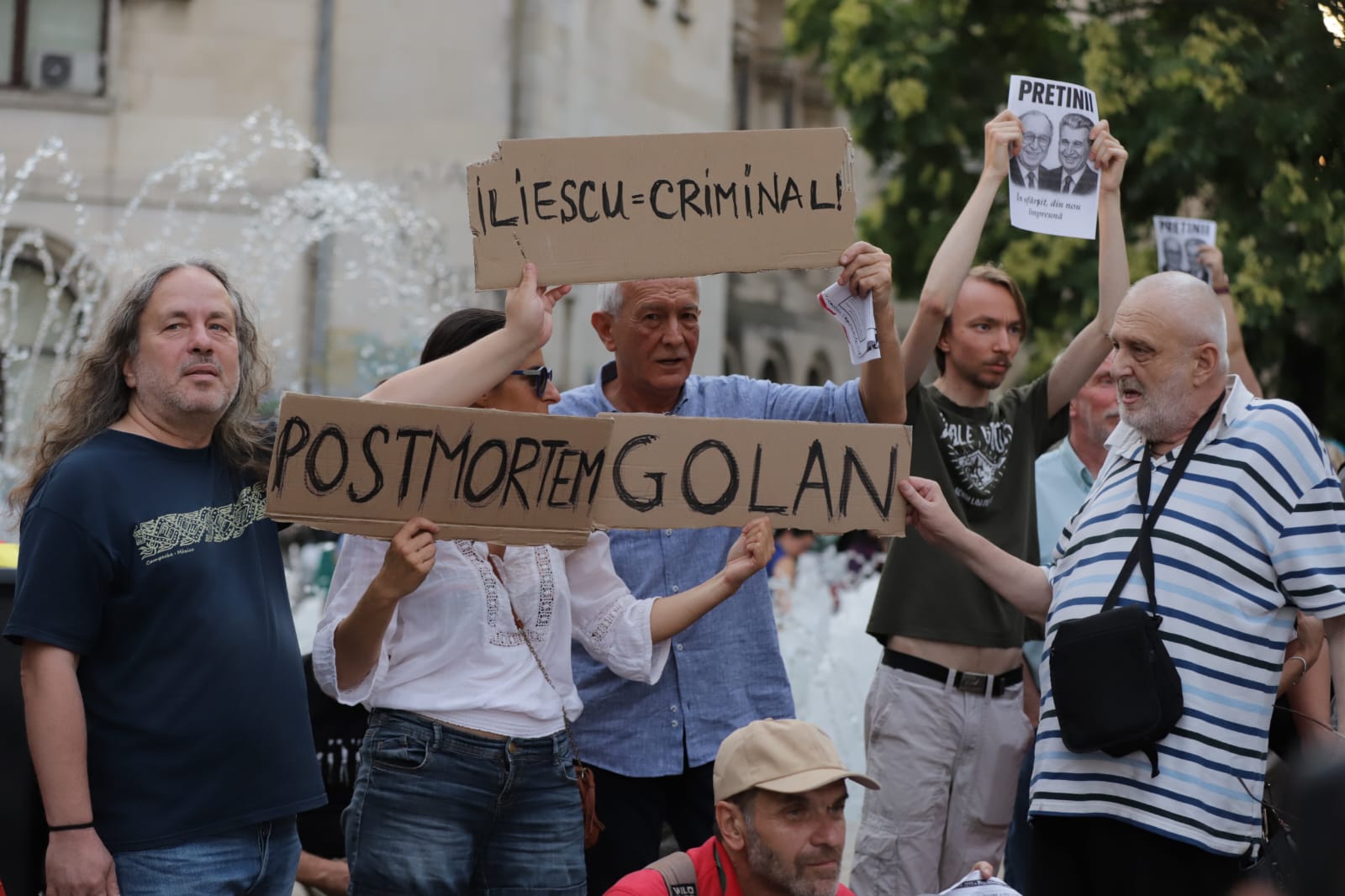 Protest în Piața Universității față de doliul național în memoria lui Ion Iliescu. Participanții au băut șampanie
