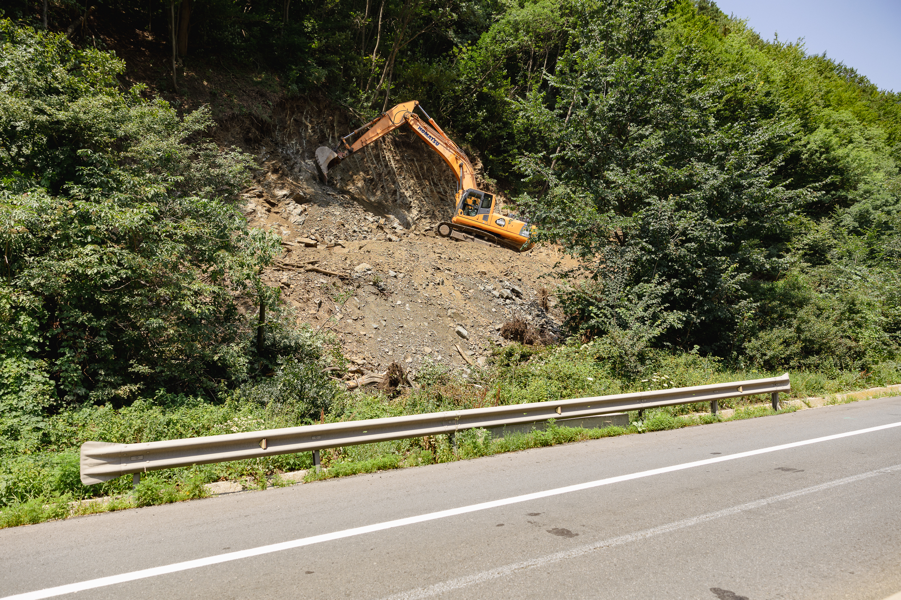 REPORTAJ Valea Oltului - viața după barieră. În lipsa traficului, natura își revine și nu prea, iar ministrul Grindeanu supraveghează cu drona progresul lucrărilor