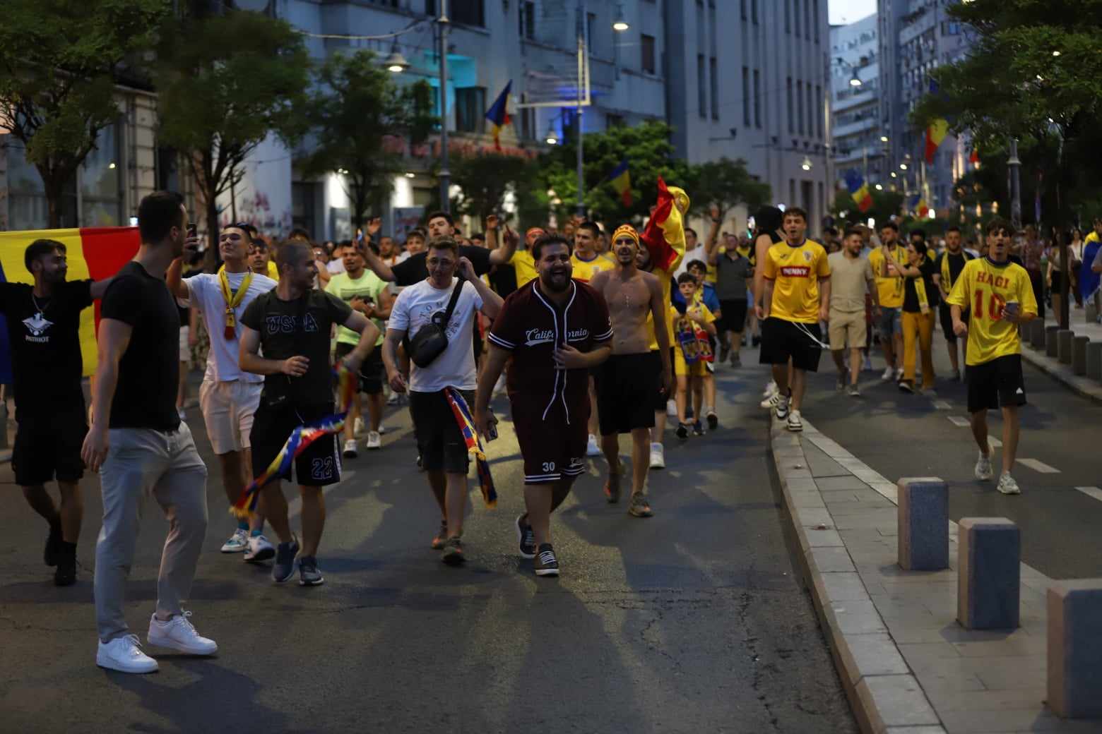 Sărbătoare și la București! Atmosferă incendiară în Piața Universității după ce tricolorii s-au calificat în optimi la Euro 2024